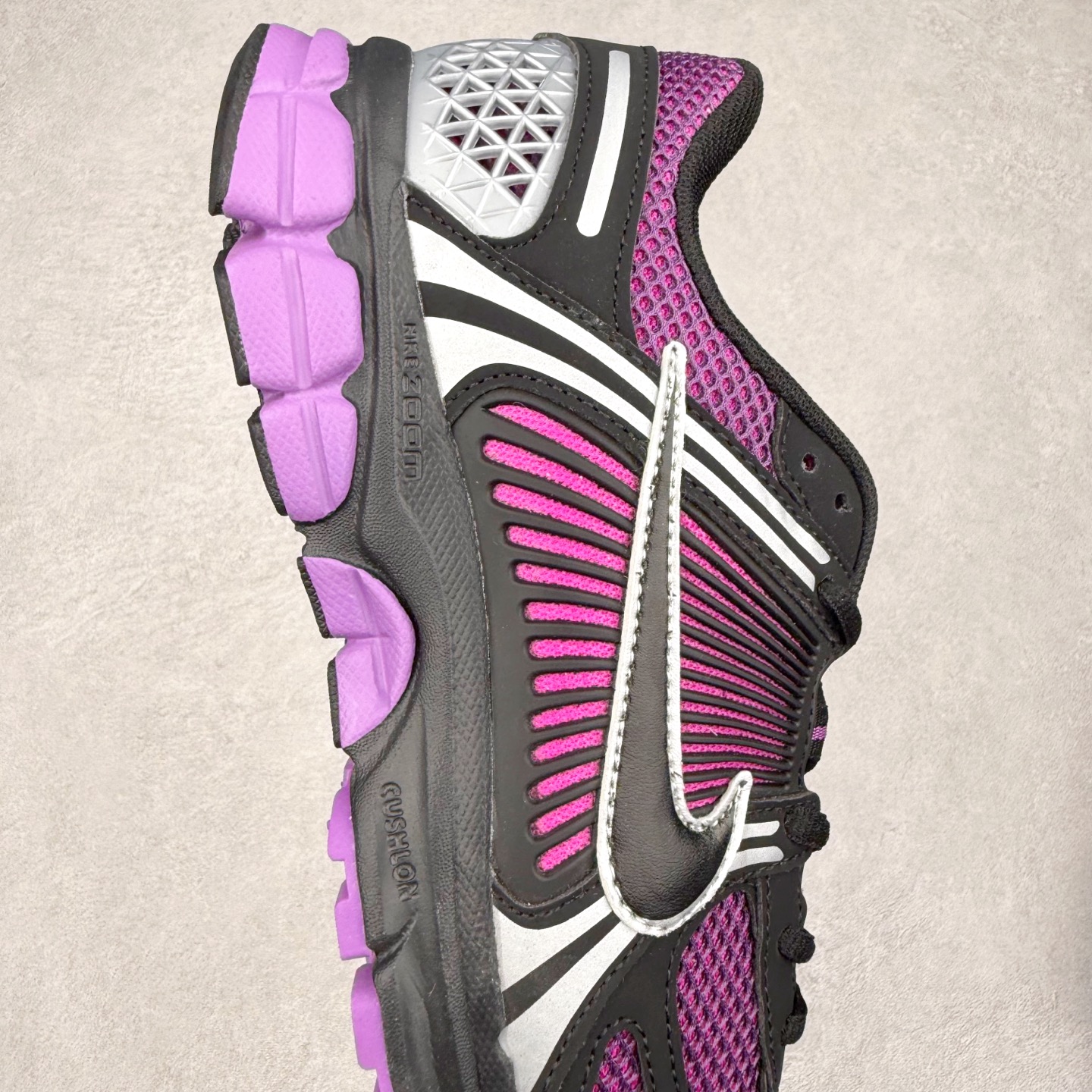 图片[6]-NK Zoom Vomero 5 经典复古潮流运动鞋 融蕴繁复设计风范和丰富层次感 缔造运动鞋佳选 助你轻松型出范 开辟独属于自己的路 鞋款采用多层设计 融入织物与合成材质 塑就本季出众鞋款 合成材质与织物组合鞋面 经久耐穿 后跟网眼拼接和透气孔设计 轻盈透气Zoom Air缓震配置提供出色回弹缓震性能 实现快速离地的出众脚感 巧糅科技感和低调设计 为鞋款注入反光细节 令你迈步间尽显闪耀魅力 结合中性色调 让你驾驭不同穿搭 打造非凡造型 尺码：36 36.5 37.5 38 38.5 39 40 40.5 41 42 42.5 43 44 44.5 45-选品中心