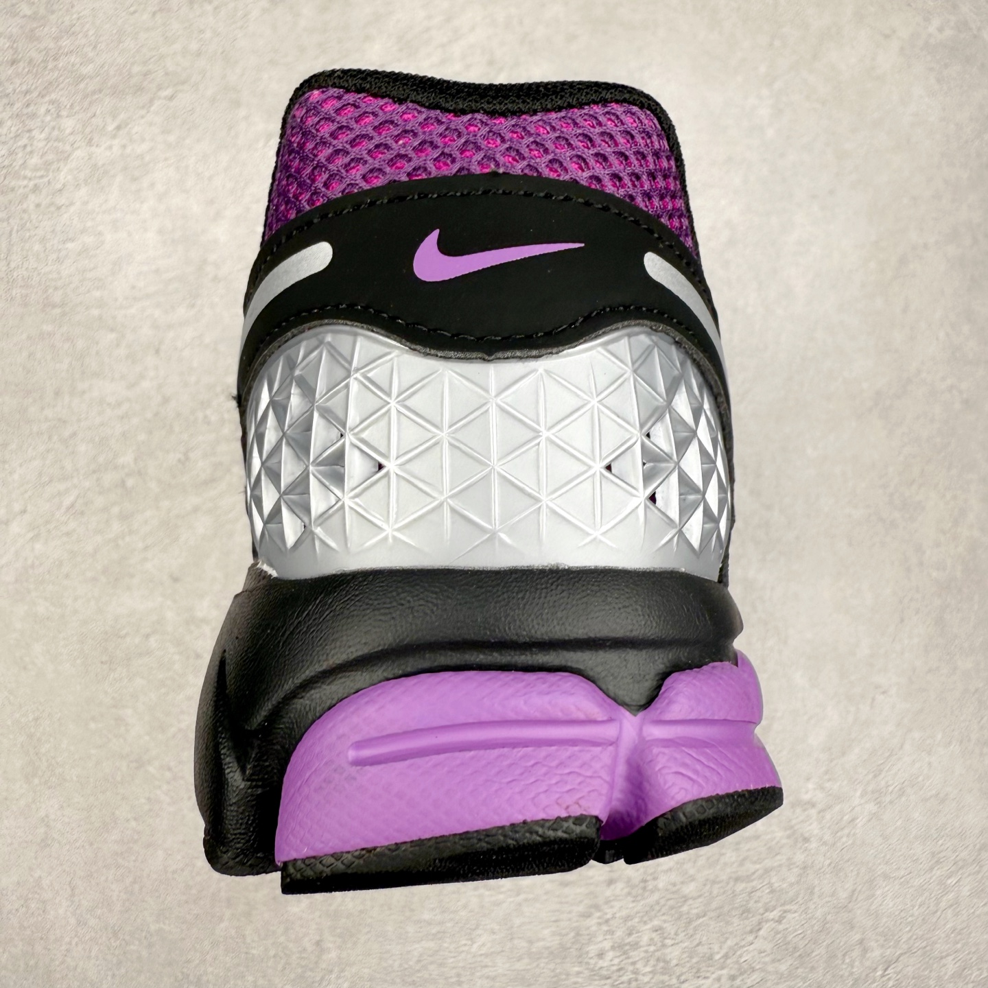 图片[8]-NK Zoom Vomero 5 经典复古潮流运动鞋 融蕴繁复设计风范和丰富层次感 缔造运动鞋佳选 助你轻松型出范 开辟独属于自己的路 鞋款采用多层设计 融入织物与合成材质 塑就本季出众鞋款 合成材质与织物组合鞋面 经久耐穿 后跟网眼拼接和透气孔设计 轻盈透气Zoom Air缓震配置提供出色回弹缓震性能 实现快速离地的出众脚感 巧糅科技感和低调设计 为鞋款注入反光细节 令你迈步间尽显闪耀魅力 结合中性色调 让你驾驭不同穿搭 打造非凡造型 尺码：36 36.5 37.5 38 38.5 39 40 40.5 41 42 42.5 43 44 44.5 45-选品中心