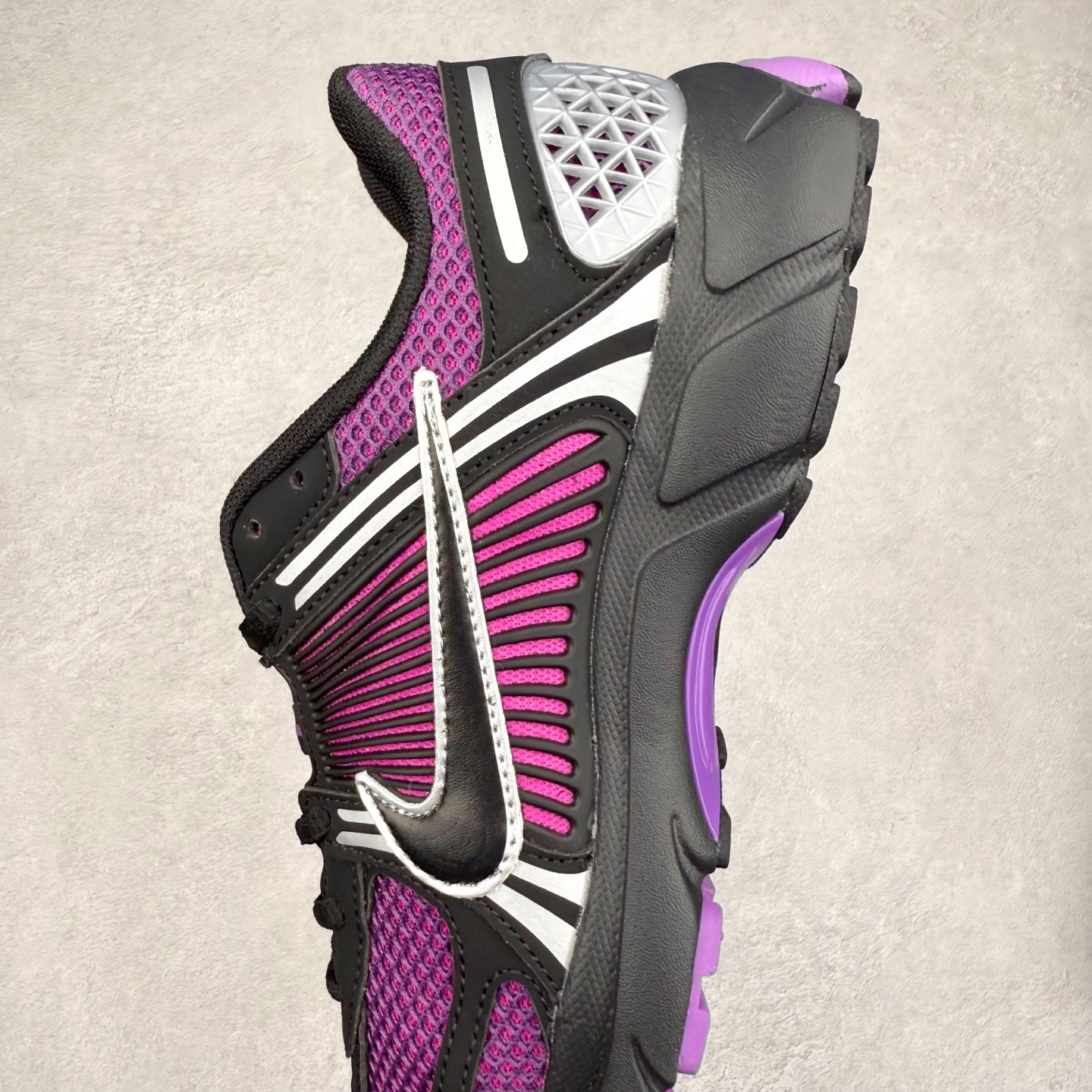 图片[7]-NK Zoom Vomero 5 经典复古潮流运动鞋 融蕴繁复设计风范和丰富层次感 缔造运动鞋佳选 助你轻松型出范 开辟独属于自己的路 鞋款采用多层设计 融入织物与合成材质 塑就本季出众鞋款 合成材质与织物组合鞋面 经久耐穿 后跟网眼拼接和透气孔设计 轻盈透气Zoom Air缓震配置提供出色回弹缓震性能 实现快速离地的出众脚感 巧糅科技感和低调设计 为鞋款注入反光细节 令你迈步间尽显闪耀魅力 结合中性色调 让你驾驭不同穿搭 打造非凡造型 尺码：36 36.5 37.5 38 38.5 39 40 40.5 41 42 42.5 43 44 44.5 45-选品中心