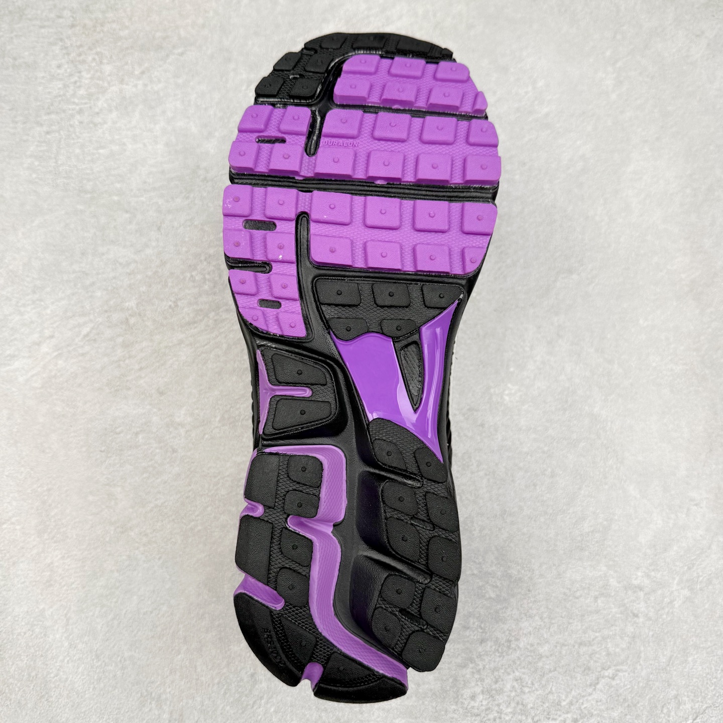 图片[9]-NK Zoom Vomero 5 经典复古潮流运动鞋 融蕴繁复设计风范和丰富层次感 缔造运动鞋佳选 助你轻松型出范 开辟独属于自己的路 鞋款采用多层设计 融入织物与合成材质 塑就本季出众鞋款 合成材质与织物组合鞋面 经久耐穿 后跟网眼拼接和透气孔设计 轻盈透气Zoom Air缓震配置提供出色回弹缓震性能 实现快速离地的出众脚感 巧糅科技感和低调设计 为鞋款注入反光细节 令你迈步间尽显闪耀魅力 结合中性色调 让你驾驭不同穿搭 打造非凡造型 尺码：36 36.5 37.5 38 38.5 39 40 40.5 41 42 42.5 43 44 44.5 45-选品中心