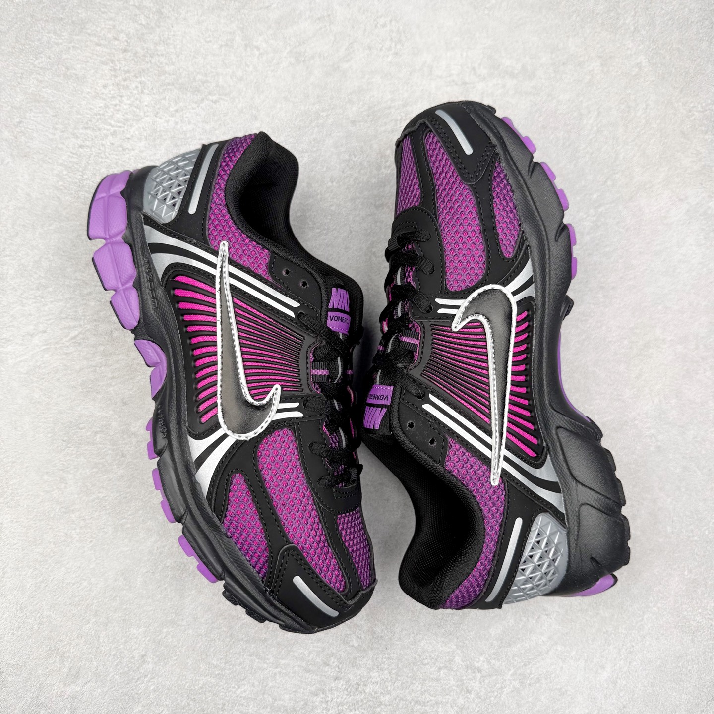 图片[3]-NK Zoom Vomero 5 经典复古潮流运动鞋 融蕴繁复设计风范和丰富层次感 缔造运动鞋佳选 助你轻松型出范 开辟独属于自己的路 鞋款采用多层设计 融入织物与合成材质 塑就本季出众鞋款 合成材质与织物组合鞋面 经久耐穿 后跟网眼拼接和透气孔设计 轻盈透气Zoom Air缓震配置提供出色回弹缓震性能 实现快速离地的出众脚感 巧糅科技感和低调设计 为鞋款注入反光细节 令你迈步间尽显闪耀魅力 结合中性色调 让你驾驭不同穿搭 打造非凡造型 尺码：36 36.5 37.5 38 38.5 39 40 40.5 41 42 42.5 43 44 44.5 45-选品中心