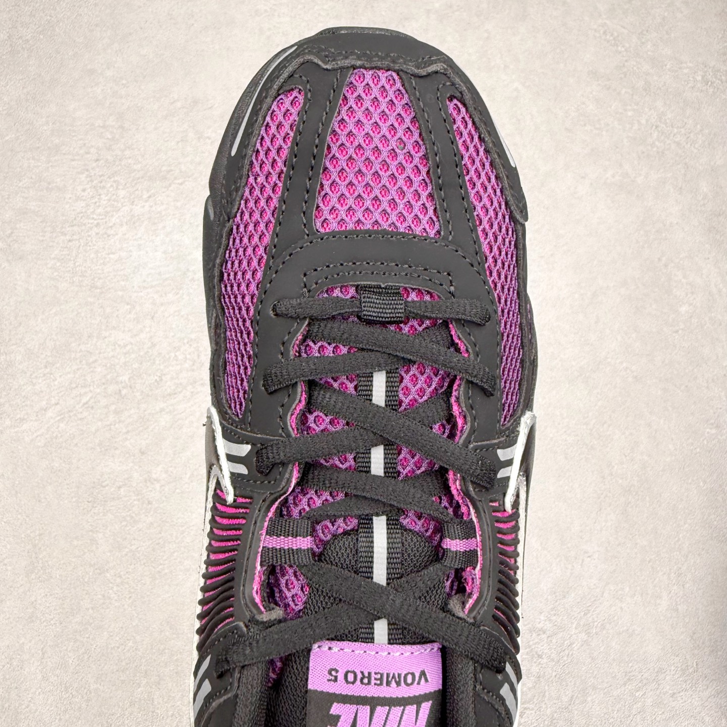 图片[4]-NK Zoom Vomero 5 经典复古潮流运动鞋 融蕴繁复设计风范和丰富层次感 缔造运动鞋佳选 助你轻松型出范 开辟独属于自己的路 鞋款采用多层设计 融入织物与合成材质 塑就本季出众鞋款 合成材质与织物组合鞋面 经久耐穿 后跟网眼拼接和透气孔设计 轻盈透气Zoom Air缓震配置提供出色回弹缓震性能 实现快速离地的出众脚感 巧糅科技感和低调设计 为鞋款注入反光细节 令你迈步间尽显闪耀魅力 结合中性色调 让你驾驭不同穿搭 打造非凡造型 尺码：36 36.5 37.5 38 38.5 39 40 40.5 41 42 42.5 43 44 44.5 45-选品中心