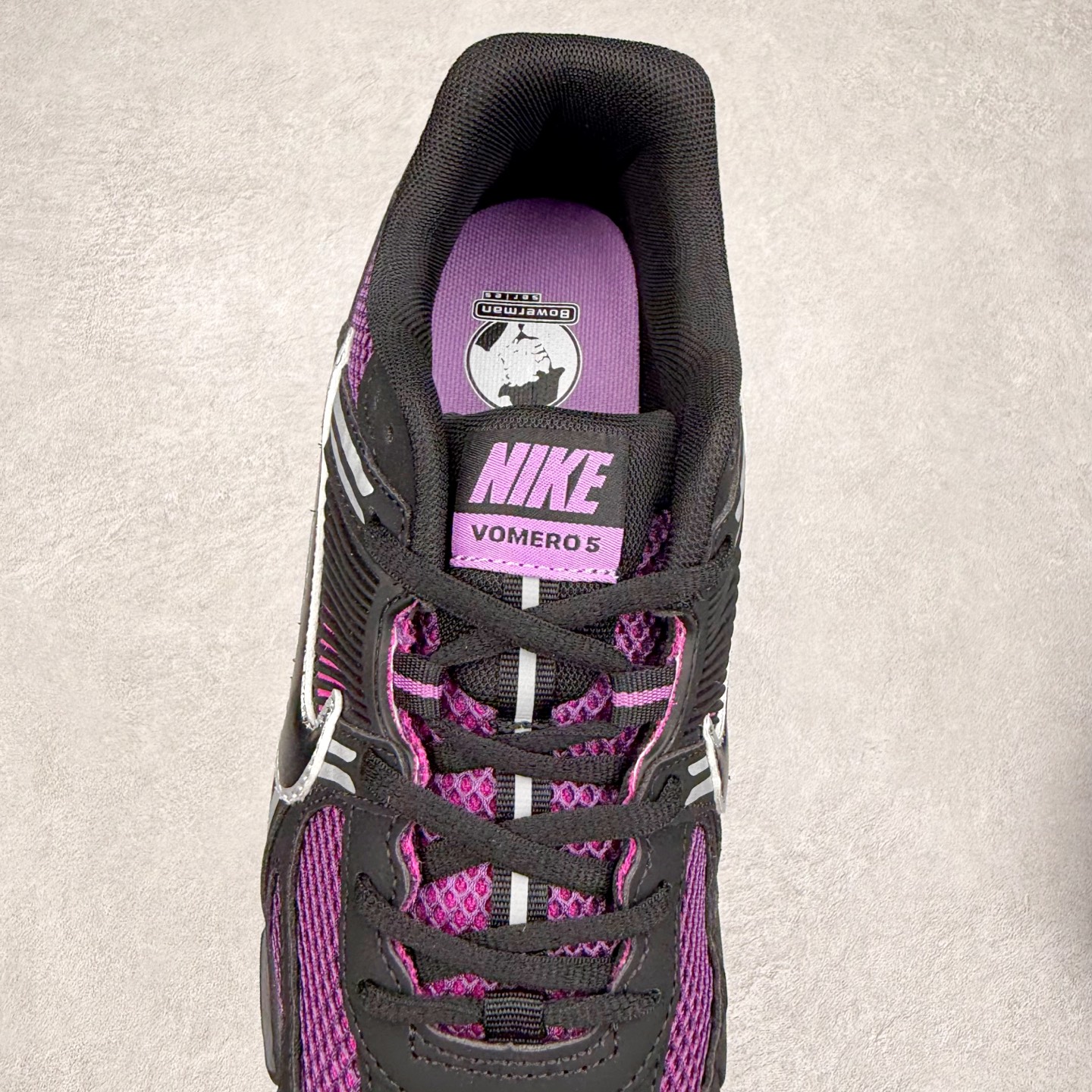 图片[5]-NK Zoom Vomero 5 经典复古潮流运动鞋 融蕴繁复设计风范和丰富层次感 缔造运动鞋佳选 助你轻松型出范 开辟独属于自己的路 鞋款采用多层设计 融入织物与合成材质 塑就本季出众鞋款 合成材质与织物组合鞋面 经久耐穿 后跟网眼拼接和透气孔设计 轻盈透气Zoom Air缓震配置提供出色回弹缓震性能 实现快速离地的出众脚感 巧糅科技感和低调设计 为鞋款注入反光细节 令你迈步间尽显闪耀魅力 结合中性色调 让你驾驭不同穿搭 打造非凡造型 尺码：36 36.5 37.5 38 38.5 39 40 40.5 41 42 42.5 43 44 44.5 45-选品中心