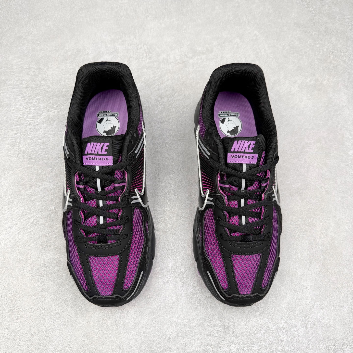 图片[2]-NK Zoom Vomero 5 经典复古潮流运动鞋 融蕴繁复设计风范和丰富层次感 缔造运动鞋佳选 助你轻松型出范 开辟独属于自己的路 鞋款采用多层设计 融入织物与合成材质 塑就本季出众鞋款 合成材质与织物组合鞋面 经久耐穿 后跟网眼拼接和透气孔设计 轻盈透气Zoom Air缓震配置提供出色回弹缓震性能 实现快速离地的出众脚感 巧糅科技感和低调设计 为鞋款注入反光细节 令你迈步间尽显闪耀魅力 结合中性色调 让你驾驭不同穿搭 打造非凡造型 尺码：36 36.5 37.5 38 38.5 39 40 40.5 41 42 42.5 43 44 44.5 45-选品中心