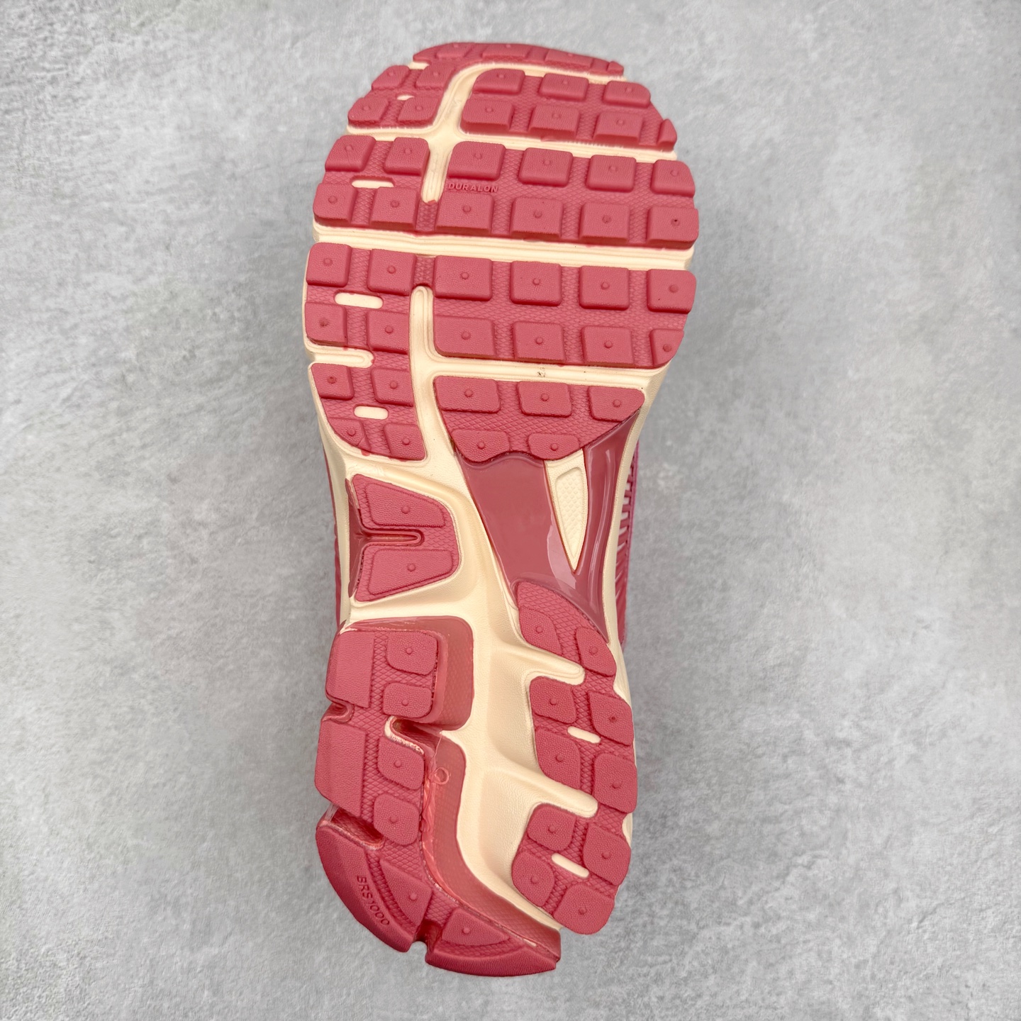 图片[9]-NK Zoom Vomero 5 经典复古潮流运动鞋 融蕴繁复设计风范和丰富层次感 缔造运动鞋佳选 助你轻松型出范 开辟独属于自己的路 鞋款采用多层设计 融入织物与合成材质 塑就本季出众鞋款 合成材质与织物组合鞋面 经久耐穿 后跟网眼拼接和透气孔设计 轻盈透气Zoom Air缓震配置提供出色回弹缓震性能 实现快速离地的出众脚感 巧糅科技感和低调设计 为鞋款注入反光细节 令你迈步间尽显闪耀魅力 结合中性色调 让你驾驭不同穿搭 打造非凡造型 尺码：36 36.5 37.5 38 38.5 39 40 40.5 41 42 42.5 43 44 44.5 45-选品中心