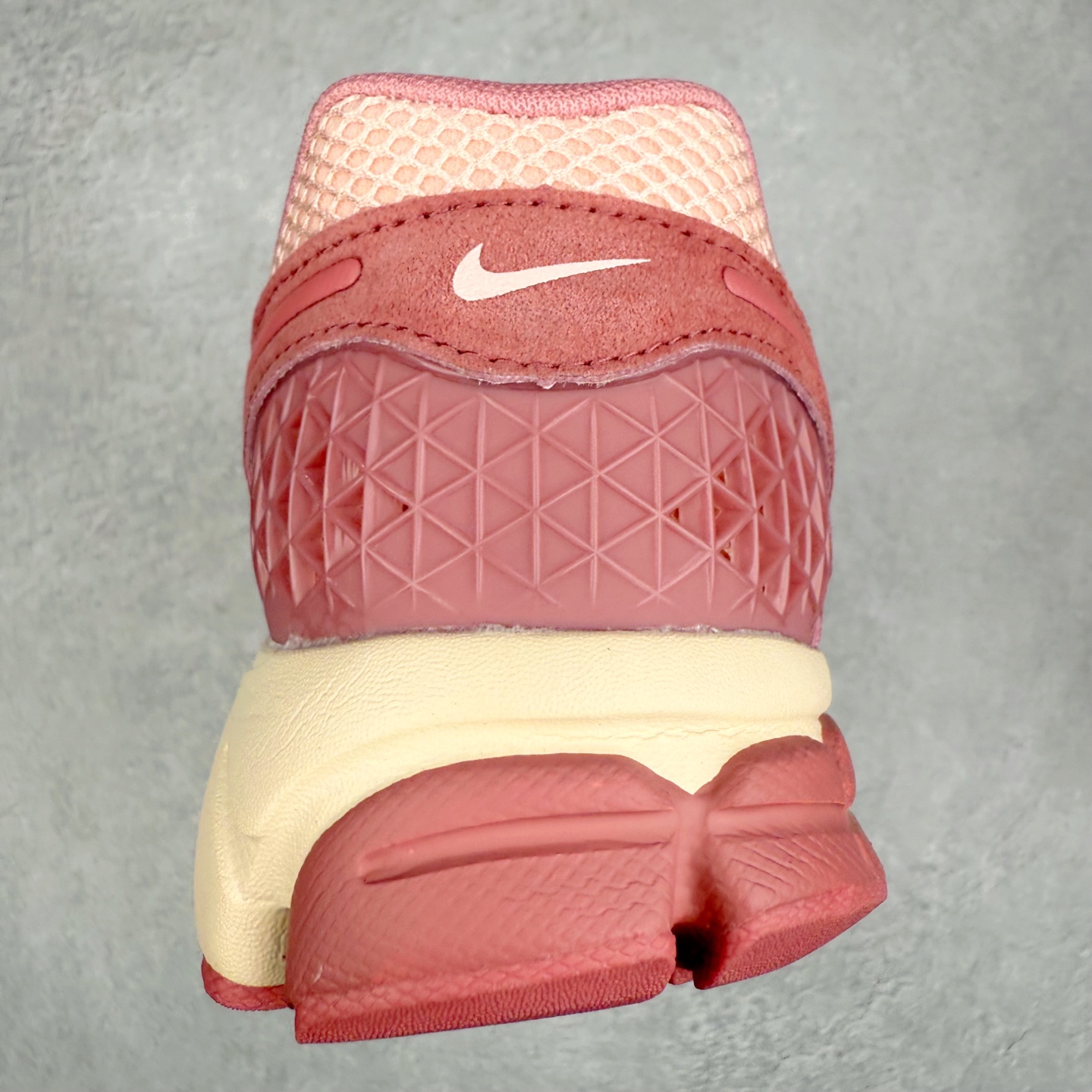 图片[8]-NK Zoom Vomero 5 经典复古潮流运动鞋 融蕴繁复设计风范和丰富层次感 缔造运动鞋佳选 助你轻松型出范 开辟独属于自己的路 鞋款采用多层设计 融入织物与合成材质 塑就本季出众鞋款 合成材质与织物组合鞋面 经久耐穿 后跟网眼拼接和透气孔设计 轻盈透气Zoom Air缓震配置提供出色回弹缓震性能 实现快速离地的出众脚感 巧糅科技感和低调设计 为鞋款注入反光细节 令你迈步间尽显闪耀魅力 结合中性色调 让你驾驭不同穿搭 打造非凡造型 尺码：36 36.5 37.5 38 38.5 39 40 40.5 41 42 42.5 43 44 44.5 45-选品中心