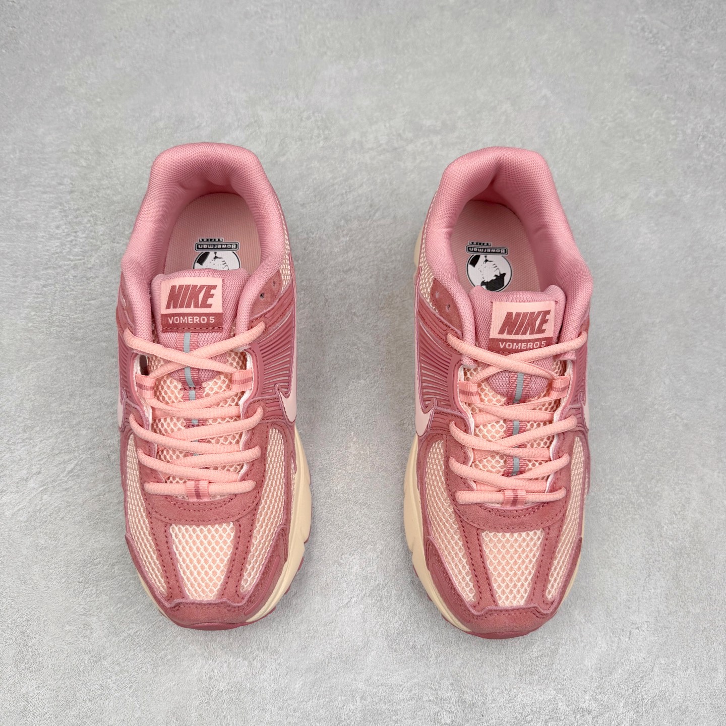 图片[2]-NK Zoom Vomero 5 经典复古潮流运动鞋 融蕴繁复设计风范和丰富层次感 缔造运动鞋佳选 助你轻松型出范 开辟独属于自己的路 鞋款采用多层设计 融入织物与合成材质 塑就本季出众鞋款 合成材质与织物组合鞋面 经久耐穿 后跟网眼拼接和透气孔设计 轻盈透气Zoom Air缓震配置提供出色回弹缓震性能 实现快速离地的出众脚感 巧糅科技感和低调设计 为鞋款注入反光细节 令你迈步间尽显闪耀魅力 结合中性色调 让你驾驭不同穿搭 打造非凡造型 尺码：36 36.5 37.5 38 38.5 39 40 40.5 41 42 42.5 43 44 44.5 45-选品中心