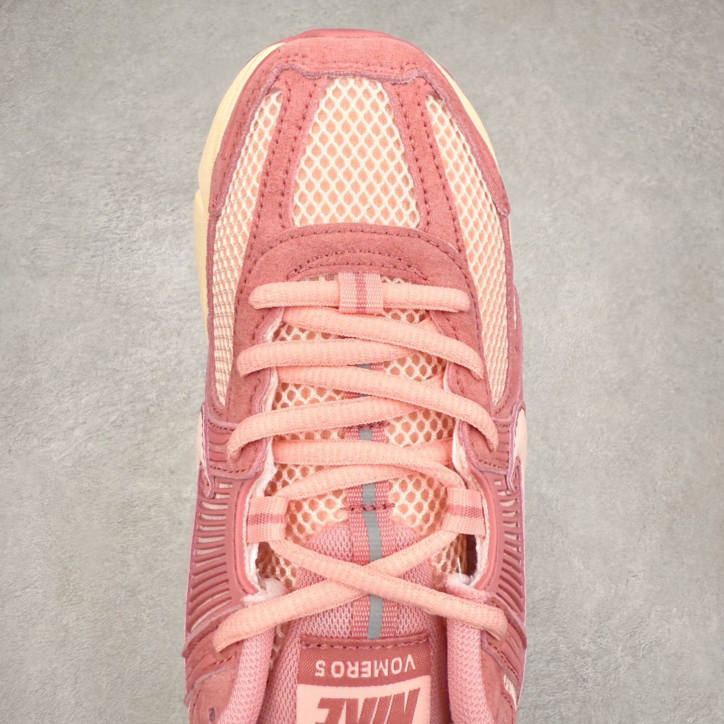 图片[4]-NK Zoom Vomero 5 经典复古潮流运动鞋 融蕴繁复设计风范和丰富层次感 缔造运动鞋佳选 助你轻松型出范 开辟独属于自己的路 鞋款采用多层设计 融入织物与合成材质 塑就本季出众鞋款 合成材质与织物组合鞋面 经久耐穿 后跟网眼拼接和透气孔设计 轻盈透气Zoom Air缓震配置提供出色回弹缓震性能 实现快速离地的出众脚感 巧糅科技感和低调设计 为鞋款注入反光细节 令你迈步间尽显闪耀魅力 结合中性色调 让你驾驭不同穿搭 打造非凡造型 尺码：36 36.5 37.5 38 38.5 39 40 40.5 41 42 42.5 43 44 44.5 45-选品中心