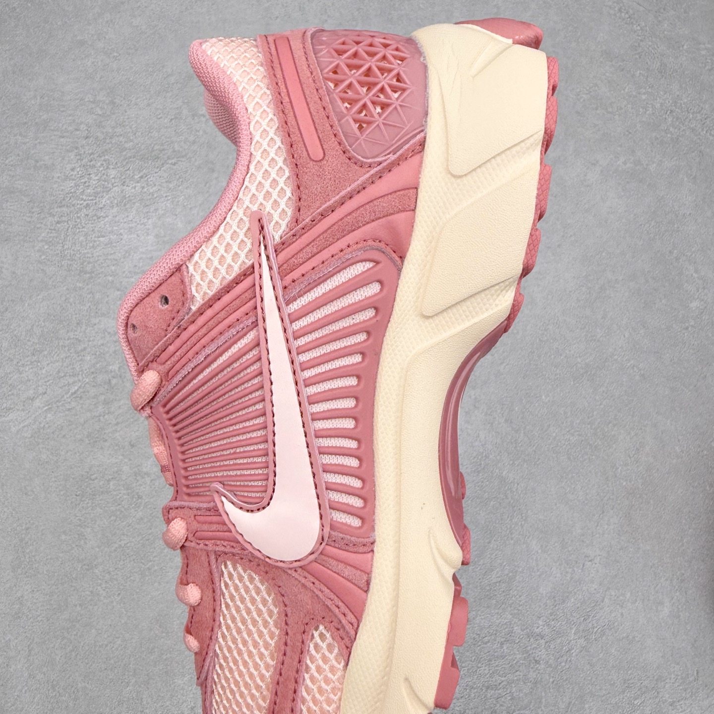 图片[7]-NK Zoom Vomero 5 经典复古潮流运动鞋 融蕴繁复设计风范和丰富层次感 缔造运动鞋佳选 助你轻松型出范 开辟独属于自己的路 鞋款采用多层设计 融入织物与合成材质 塑就本季出众鞋款 合成材质与织物组合鞋面 经久耐穿 后跟网眼拼接和透气孔设计 轻盈透气Zoom Air缓震配置提供出色回弹缓震性能 实现快速离地的出众脚感 巧糅科技感和低调设计 为鞋款注入反光细节 令你迈步间尽显闪耀魅力 结合中性色调 让你驾驭不同穿搭 打造非凡造型 尺码：36 36.5 37.5 38 38.5 39 40 40.5 41 42 42.5 43 44 44.5 45-选品中心