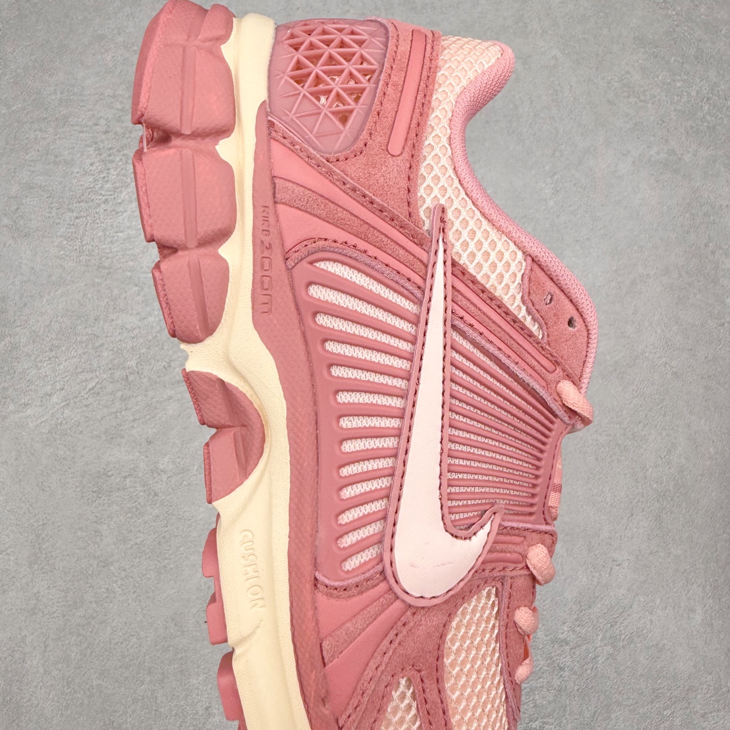 图片[6]-NK Zoom Vomero 5 经典复古潮流运动鞋 融蕴繁复设计风范和丰富层次感 缔造运动鞋佳选 助你轻松型出范 开辟独属于自己的路 鞋款采用多层设计 融入织物与合成材质 塑就本季出众鞋款 合成材质与织物组合鞋面 经久耐穿 后跟网眼拼接和透气孔设计 轻盈透气Zoom Air缓震配置提供出色回弹缓震性能 实现快速离地的出众脚感 巧糅科技感和低调设计 为鞋款注入反光细节 令你迈步间尽显闪耀魅力 结合中性色调 让你驾驭不同穿搭 打造非凡造型 尺码：36 36.5 37.5 38 38.5 39 40 40.5 41 42 42.5 43 44 44.5 45-选品中心