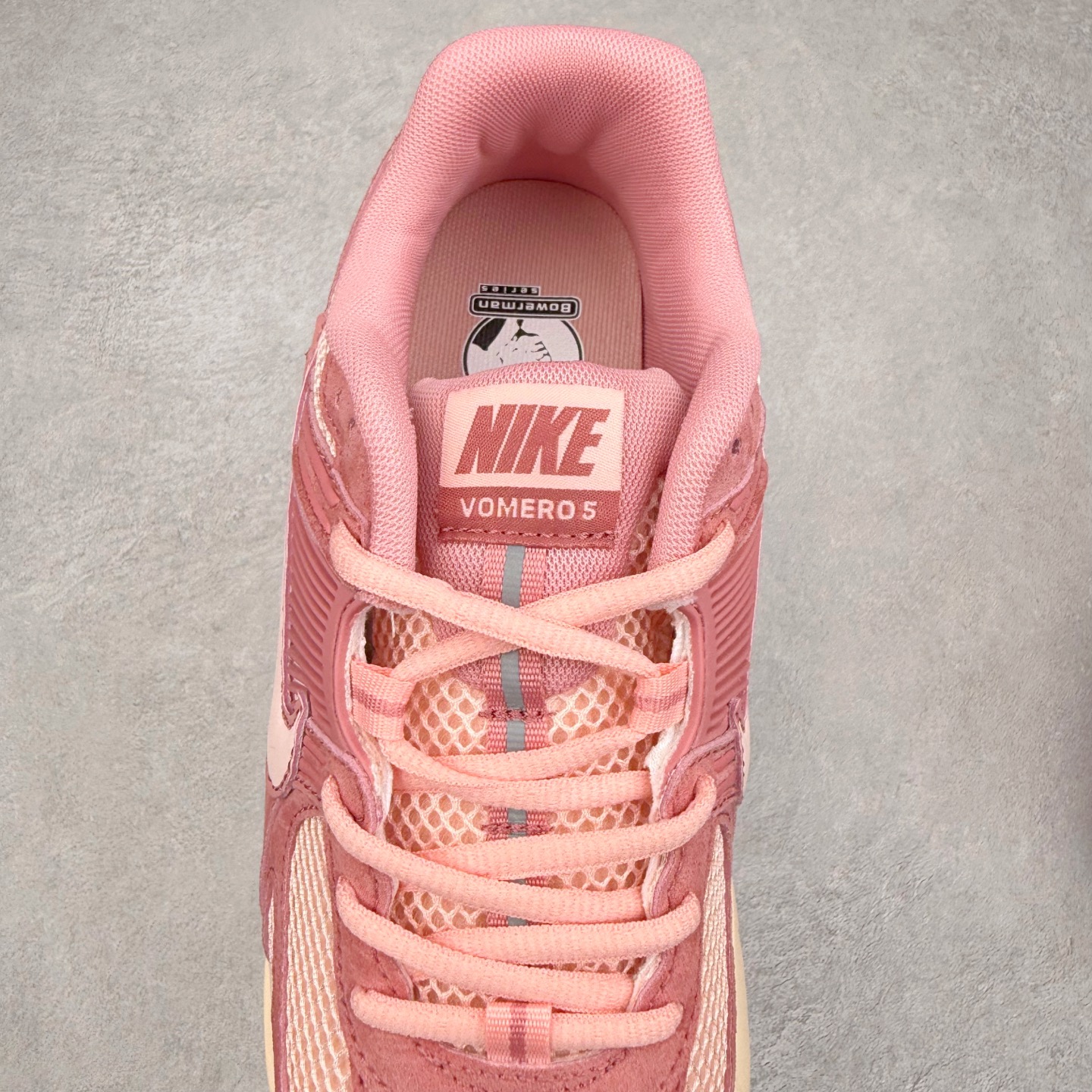 图片[5]-NK Zoom Vomero 5 经典复古潮流运动鞋 融蕴繁复设计风范和丰富层次感 缔造运动鞋佳选 助你轻松型出范 开辟独属于自己的路 鞋款采用多层设计 融入织物与合成材质 塑就本季出众鞋款 合成材质与织物组合鞋面 经久耐穿 后跟网眼拼接和透气孔设计 轻盈透气Zoom Air缓震配置提供出色回弹缓震性能 实现快速离地的出众脚感 巧糅科技感和低调设计 为鞋款注入反光细节 令你迈步间尽显闪耀魅力 结合中性色调 让你驾驭不同穿搭 打造非凡造型 尺码：36 36.5 37.5 38 38.5 39 40 40.5 41 42 42.5 43 44 44.5 45-选品中心