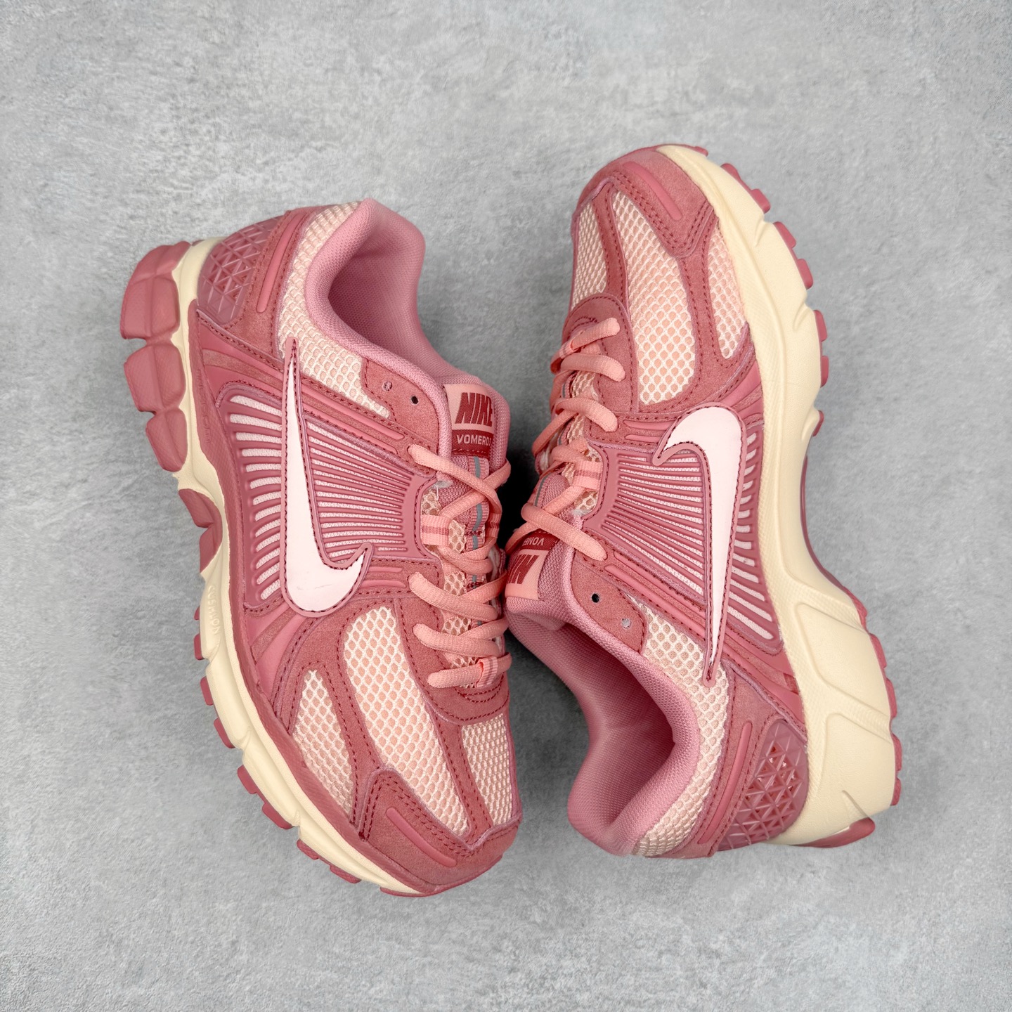 图片[3]-NK Zoom Vomero 5 经典复古潮流运动鞋 融蕴繁复设计风范和丰富层次感 缔造运动鞋佳选 助你轻松型出范 开辟独属于自己的路 鞋款采用多层设计 融入织物与合成材质 塑就本季出众鞋款 合成材质与织物组合鞋面 经久耐穿 后跟网眼拼接和透气孔设计 轻盈透气Zoom Air缓震配置提供出色回弹缓震性能 实现快速离地的出众脚感 巧糅科技感和低调设计 为鞋款注入反光细节 令你迈步间尽显闪耀魅力 结合中性色调 让你驾驭不同穿搭 打造非凡造型 尺码：36 36.5 37.5 38 38.5 39 40 40.5 41 42 42.5 43 44 44.5 45-选品中心