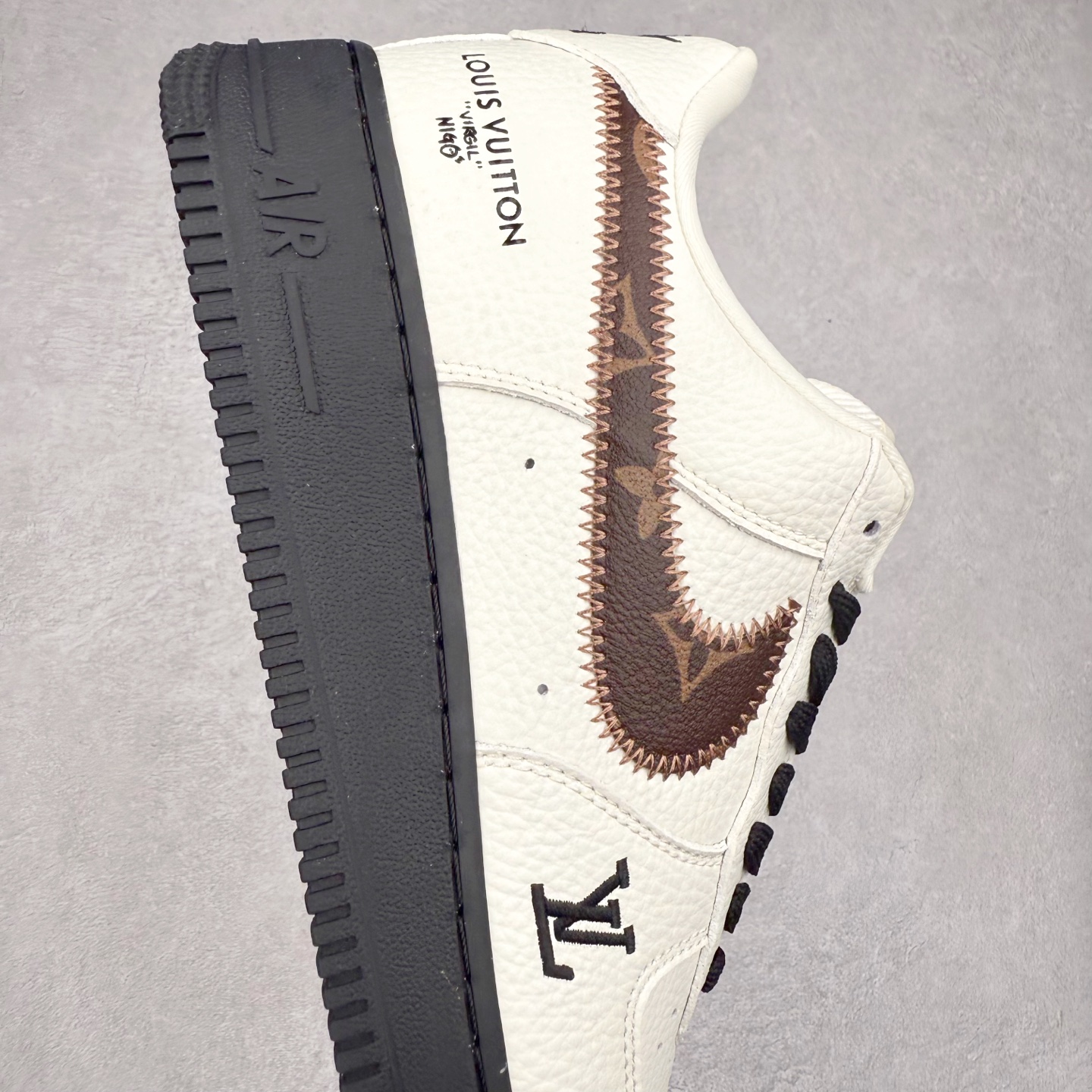 图片[6]-NK Air Force 1´07 Low 空军一号低帮百搭休闲运动板鞋 SC0601-559 柔软、弹性十足的缓震性能和出色的中底设计 横跨复古与现代的外型结合 造就出风靡全球 三十多年的Force 1 直到今天还深受青睐 实拍调校N版已经零色差零失真 百分百还原实物色彩所见即所得 不存在货不对板色差等低级问题 选购参考实物拍摄 不混卖不参货 只用心做好货严格选品 承诺混一赔十 尺码：36 36.5 37.5 38 38.5 39 40 40.5 41 42 42.5 43 44 44.5 45-选品中心