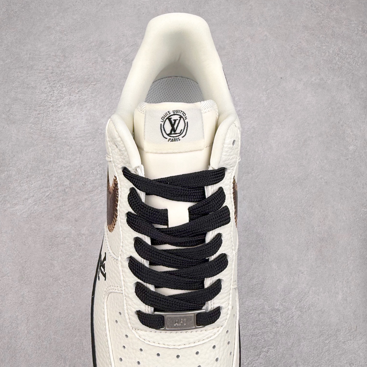 图片[5]-NK Air Force 1´07 Low 空军一号低帮百搭休闲运动板鞋 SC0601-559 柔软、弹性十足的缓震性能和出色的中底设计 横跨复古与现代的外型结合 造就出风靡全球 三十多年的Force 1 直到今天还深受青睐 实拍调校N版已经零色差零失真 百分百还原实物色彩所见即所得 不存在货不对板色差等低级问题 选购参考实物拍摄 不混卖不参货 只用心做好货严格选品 承诺混一赔十 尺码：36 36.5 37.5 38 38.5 39 40 40.5 41 42 42.5 43 44 44.5 45-选品中心