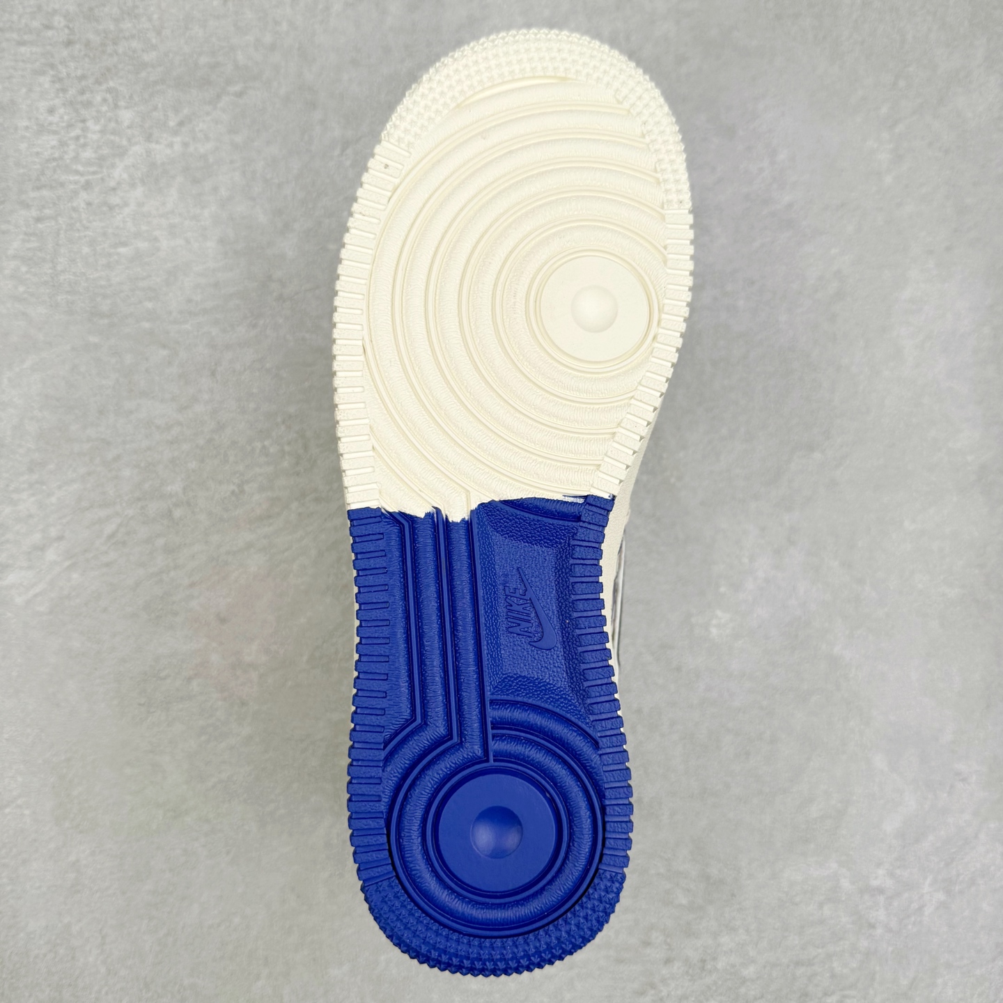 图片[9]-NK Air Force 1´07 Low 空军一号低帮百搭休闲运动板鞋 KJ1688-011 柔软、弹性十足的缓震性能和出色的中底设计 横跨复古与现代的外型结合 造就出风靡全球 三十多年的Force 1 直到今天还深受青睐 实拍调校N版已经零色差零失真 百分百还原实物色彩所见即所得 不存在货不对板色差等低级问题 选购参考实物拍摄 不混卖不参货 只用心做好货严格选品 承诺混一赔十 尺码：36 36.5 37.5 38 38.5 39 40 40.5 41 42 42.5 43 44 44.5 45-选品中心