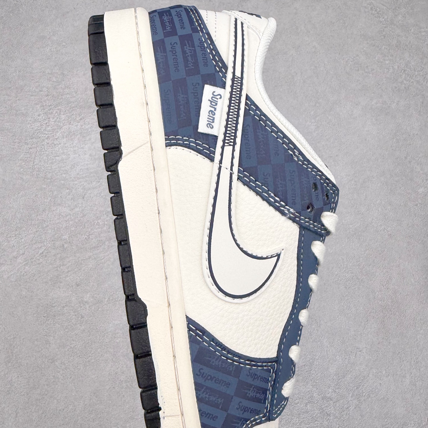 图片[6]-NK Dunk Low 定制配色 FC1688-228 大厂出品 极力推荐 原装头层材料 独家版型蒸餾加工帶來的是更好的视觉和脚感体验大厂纯原品质出货 清洁度 电绣工艺 皮料切割干净无任何毛边 细节完美 实拍调校N版已经零色差零失真 百分百还原实物色彩所见即所得 不存在货不对板色差等低级问题 选购参考实物拍摄 不混卖不参货 只用心做好货严格选品 承诺混一赔十 尺码：36 36.5 37.5 38 38.5 39 40 40.5 41 42 42.5 43 44 44.5 45-选品中心