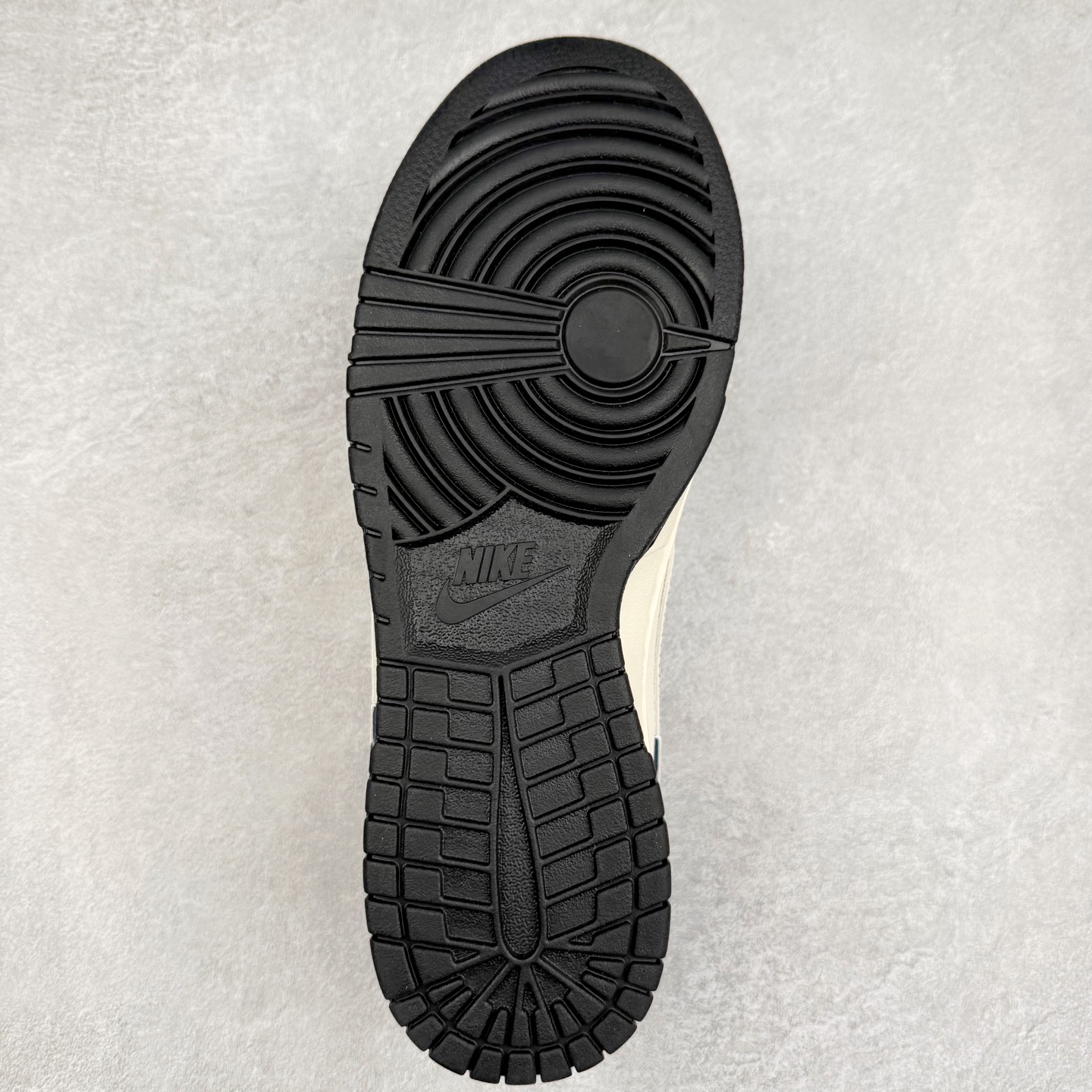 图片[9]-NK Dunk Low 定制配色 FC1688-228 大厂出品 极力推荐 原装头层材料 独家版型蒸餾加工帶來的是更好的视觉和脚感体验大厂纯原品质出货 清洁度 电绣工艺 皮料切割干净无任何毛边 细节完美 实拍调校N版已经零色差零失真 百分百还原实物色彩所见即所得 不存在货不对板色差等低级问题 选购参考实物拍摄 不混卖不参货 只用心做好货严格选品 承诺混一赔十 尺码：36 36.5 37.5 38 38.5 39 40 40.5 41 42 42.5 43 44 44.5 45-选品中心