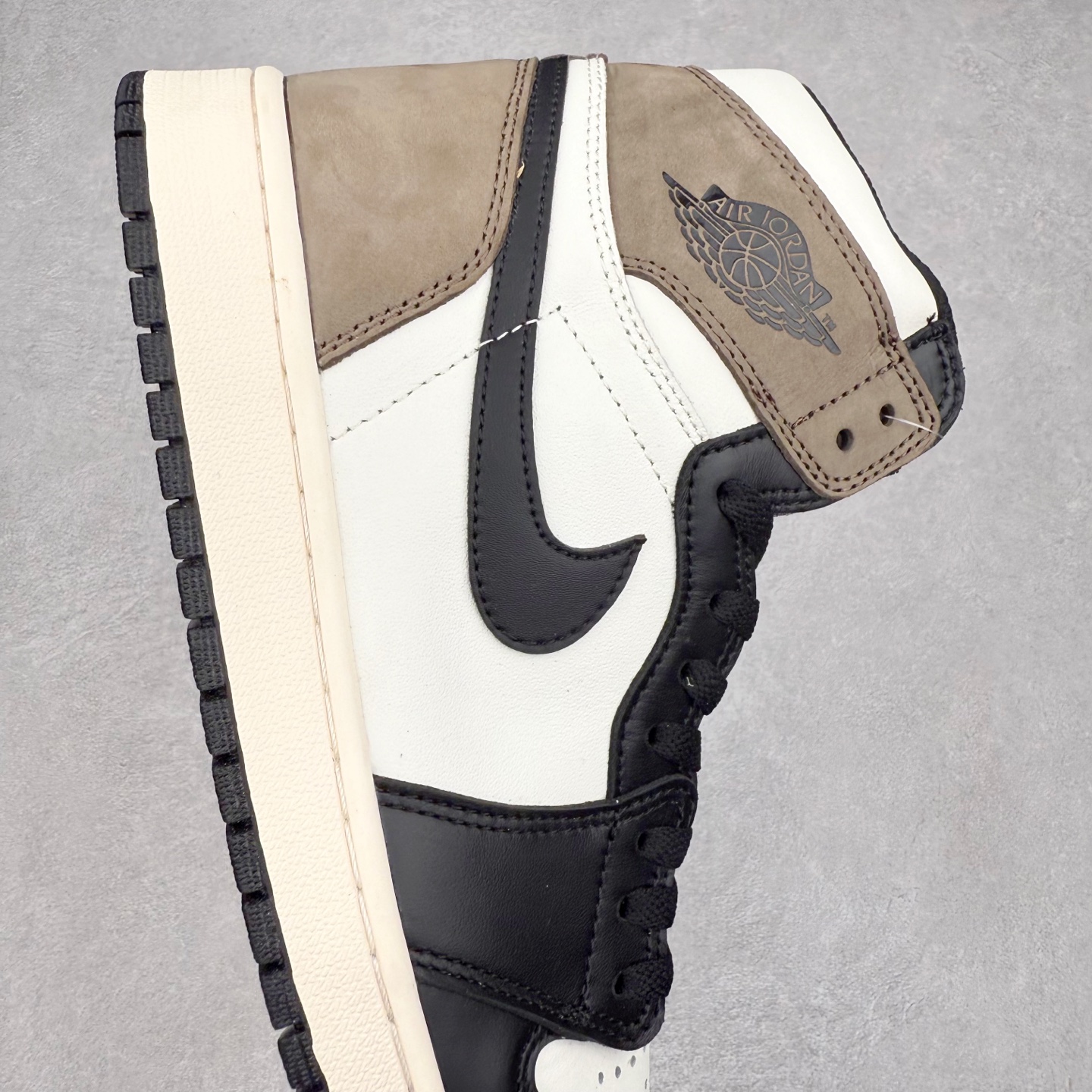 图片[6]-＃TG特价福利 Air Jordan AJ1 High 高帮全系列 性价比批次 原盒原配 大厂出品 原厂楦头纸板数据开发 鞋型公整不松垮 采购头层皮料冲裁 高整洁度 上脚原汁原味的公司货既视感 原底独立模具 中底四线拉帮完美走线 原模大底咬花 实拍调校N版已经零色差零失真 百分百还原实物色彩所见即所得 不存在货不对板色差等低级问题 选购参考实物拍摄 不混卖不参货 只用心做好货严格选品 承诺混一赔十 尺码：36 36.5 37.5 38 38.5 39 40 40.5 41 42 42.5 43 44 44.5 45 46 47.5-选品中心