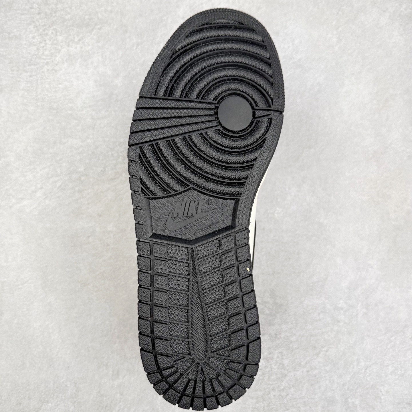 图片[9]-＃TG特价福利 Air Jordan AJ1 High 高帮全系列 性价比批次 原盒原配 大厂出品 原厂楦头纸板数据开发 鞋型公整不松垮 采购头层皮料冲裁 高整洁度 上脚原汁原味的公司货既视感 原底独立模具 中底四线拉帮完美走线 原模大底咬花 实拍调校N版已经零色差零失真 百分百还原实物色彩所见即所得 不存在货不对板色差等低级问题 选购参考实物拍摄 不混卖不参货 只用心做好货严格选品 承诺混一赔十 尺码：36 36.5 37.5 38 38.5 39 40 40.5 41 42 42.5 43 44 44.5 45 46 47.5-选品中心