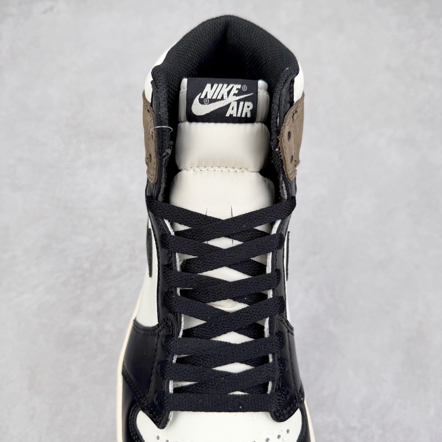 图片[5]-＃TG特价福利 Air Jordan AJ1 High 高帮全系列 性价比批次 原盒原配 大厂出品 原厂楦头纸板数据开发 鞋型公整不松垮 采购头层皮料冲裁 高整洁度 上脚原汁原味的公司货既视感 原底独立模具 中底四线拉帮完美走线 原模大底咬花 实拍调校N版已经零色差零失真 百分百还原实物色彩所见即所得 不存在货不对板色差等低级问题 选购参考实物拍摄 不混卖不参货 只用心做好货严格选品 承诺混一赔十 尺码：36 36.5 37.5 38 38.5 39 40 40.5 41 42 42.5 43 44 44.5 45 46 47.5-选品中心