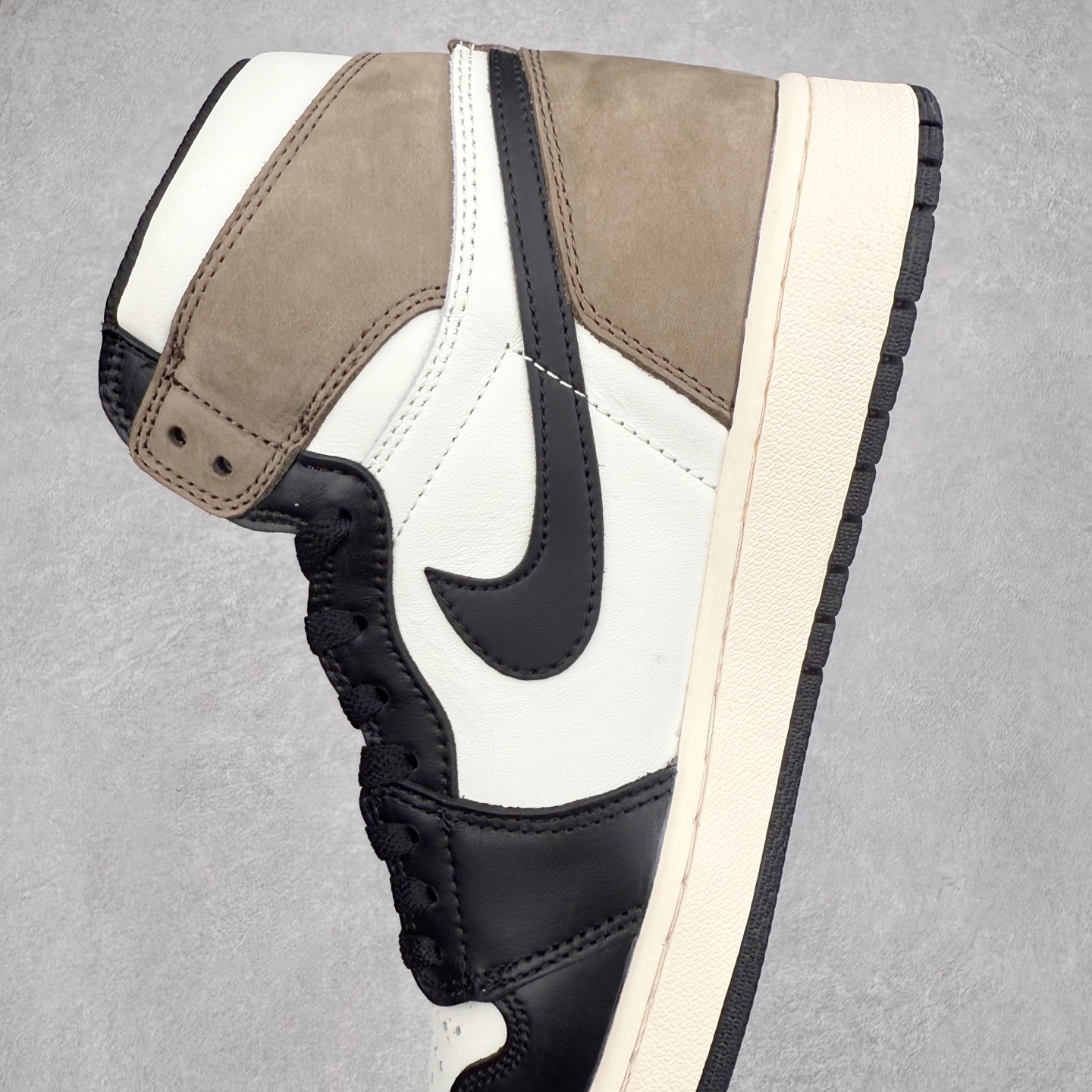 图片[7]-＃TG特价福利 Air Jordan AJ1 High 高帮全系列 性价比批次 原盒原配 大厂出品 原厂楦头纸板数据开发 鞋型公整不松垮 采购头层皮料冲裁 高整洁度 上脚原汁原味的公司货既视感 原底独立模具 中底四线拉帮完美走线 原模大底咬花 实拍调校N版已经零色差零失真 百分百还原实物色彩所见即所得 不存在货不对板色差等低级问题 选购参考实物拍摄 不混卖不参货 只用心做好货严格选品 承诺混一赔十 尺码：36 36.5 37.5 38 38.5 39 40 40.5 41 42 42.5 43 44 44.5 45 46 47.5-选品中心