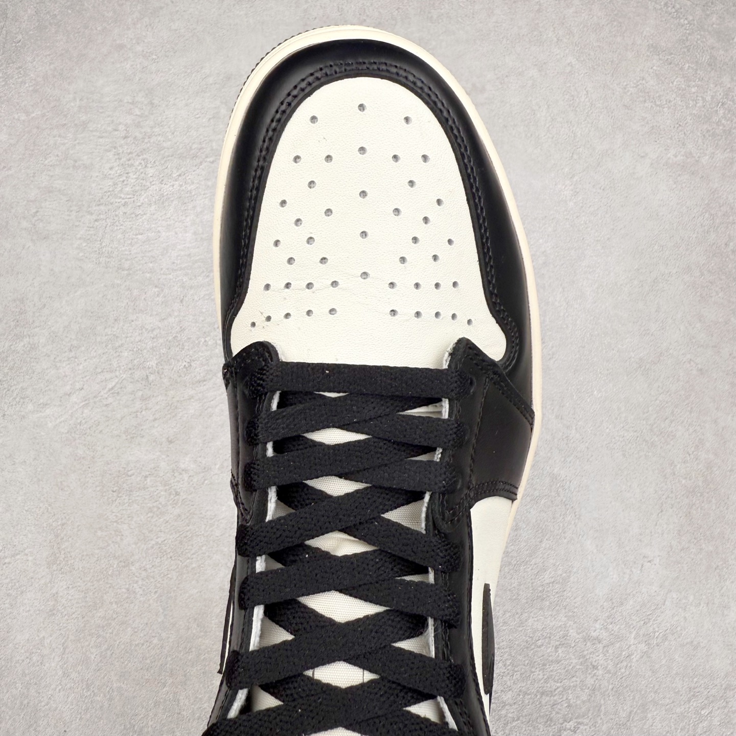 图片[4]-＃TG特价福利 Air Jordan AJ1 High 高帮全系列 性价比批次 原盒原配 大厂出品 原厂楦头纸板数据开发 鞋型公整不松垮 采购头层皮料冲裁 高整洁度 上脚原汁原味的公司货既视感 原底独立模具 中底四线拉帮完美走线 原模大底咬花 实拍调校N版已经零色差零失真 百分百还原实物色彩所见即所得 不存在货不对板色差等低级问题 选购参考实物拍摄 不混卖不参货 只用心做好货严格选品 承诺混一赔十 尺码：36 36.5 37.5 38 38.5 39 40 40.5 41 42 42.5 43 44 44.5 45 46 47.5-选品中心