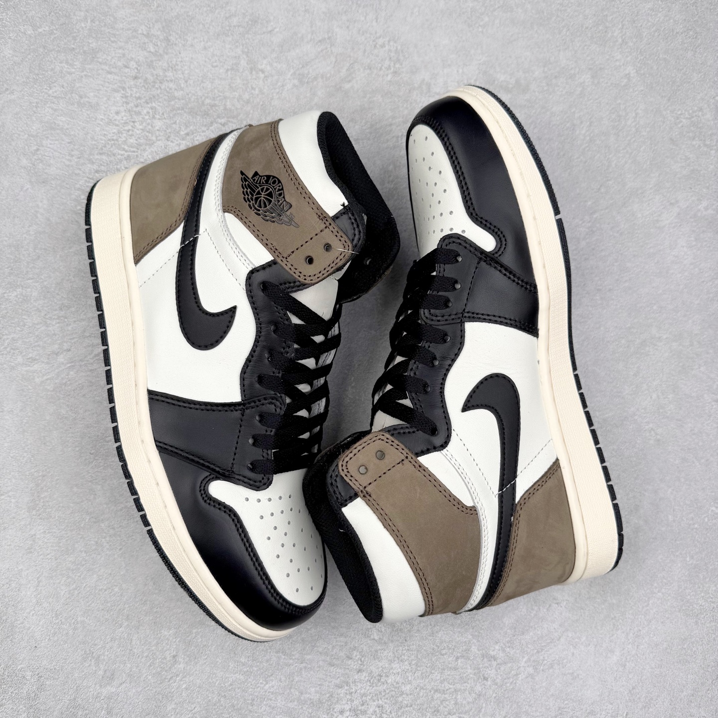 图片[3]-＃TG特价福利 Air Jordan AJ1 High 高帮全系列 性价比批次 原盒原配 大厂出品 原厂楦头纸板数据开发 鞋型公整不松垮 采购头层皮料冲裁 高整洁度 上脚原汁原味的公司货既视感 原底独立模具 中底四线拉帮完美走线 原模大底咬花 实拍调校N版已经零色差零失真 百分百还原实物色彩所见即所得 不存在货不对板色差等低级问题 选购参考实物拍摄 不混卖不参货 只用心做好货严格选品 承诺混一赔十 尺码：36 36.5 37.5 38 38.5 39 40 40.5 41 42 42.5 43 44 44.5 45 46 47.5-选品中心