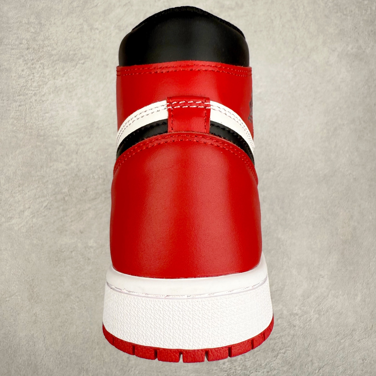 图片[8]-＃TG特价福利 Air Jordan AJ1 High 高帮全系列 性价比批次 原盒原配 大厂出品 原厂楦头纸板数据开发 鞋型公整不松垮 采购头层皮料冲裁 高整洁度 上脚原汁原味的公司货既视感 原底独立模具 中底四线拉帮完美走线 原模大底咬花 实拍调校N版已经零色差零失真 百分百还原实物色彩所见即所得 不存在货不对板色差等低级问题 选购参考实物拍摄 不混卖不参货 只用心做好货严格选品 承诺混一赔十 尺码：36 36.5 37.5 38 38.5 39 40 40.5 41 42 42.5 43 44 44.5 45 46 47.5-选品中心