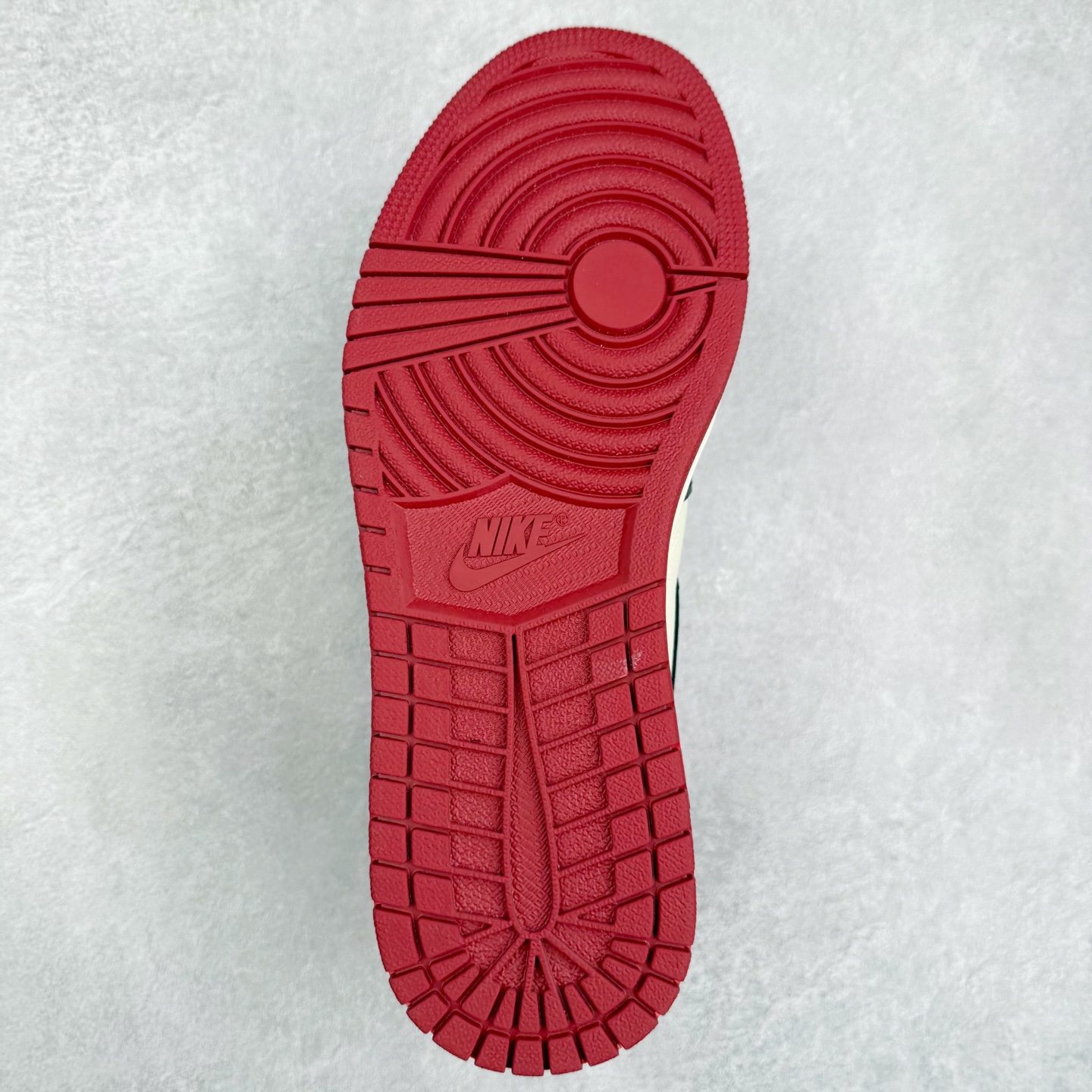 图片[9]-＃TG特价福利 Air Jordan AJ1 High 高帮全系列 性价比批次 原盒原配 大厂出品 原厂楦头纸板数据开发 鞋型公整不松垮 采购头层皮料冲裁 高整洁度 上脚原汁原味的公司货既视感 原底独立模具 中底四线拉帮完美走线 原模大底咬花 实拍调校N版已经零色差零失真 百分百还原实物色彩所见即所得 不存在货不对板色差等低级问题 选购参考实物拍摄 不混卖不参货 只用心做好货严格选品 承诺混一赔十 尺码：36 36.5 37.5 38 38.5 39 40 40.5 41 42 42.5 43 44 44.5 45 46 47.5-选品中心