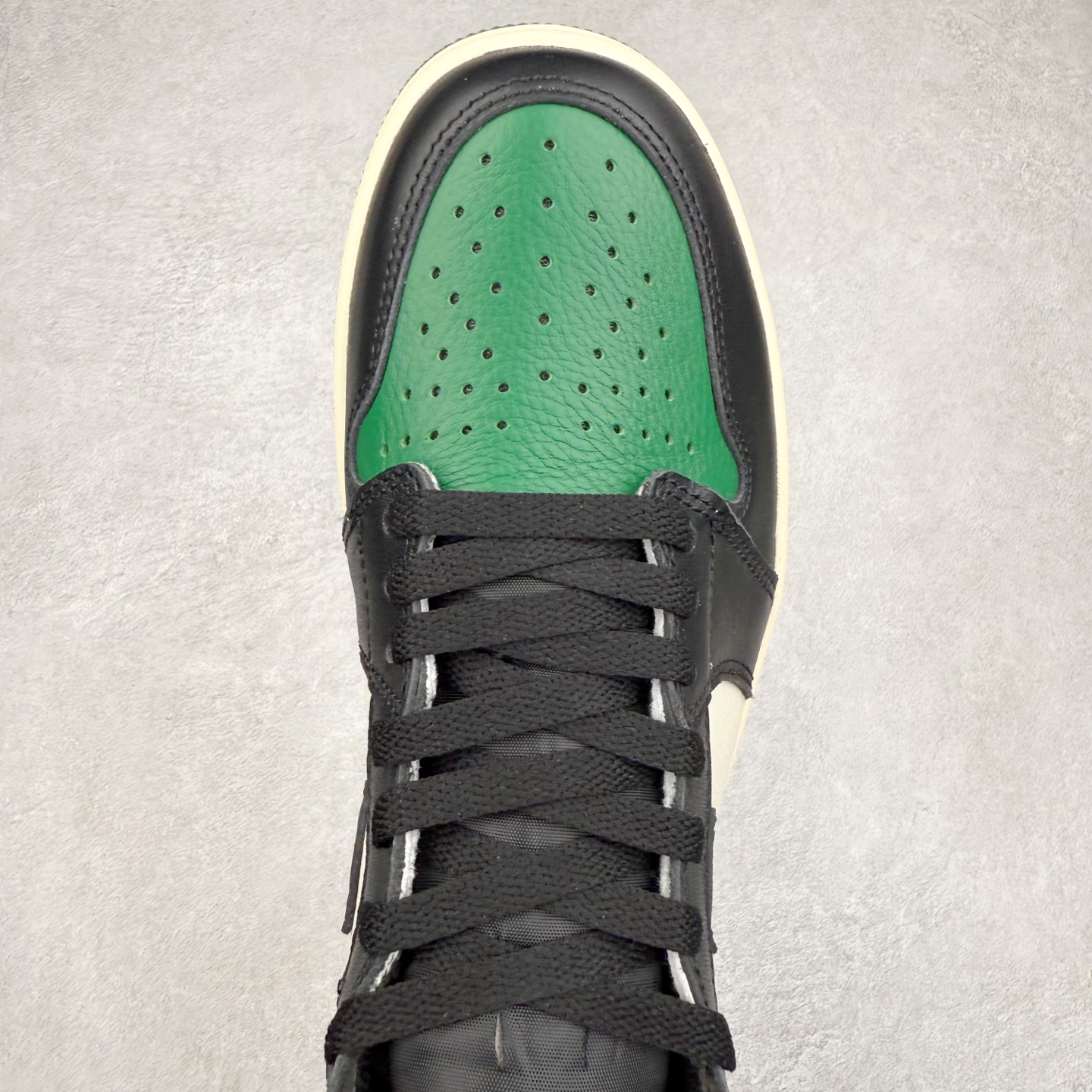 图片[4]-＃TG特价福利 Air Jordan AJ1 High 高帮全系列 性价比批次 原盒原配 大厂出品 原厂楦头纸板数据开发 鞋型公整不松垮 采购头层皮料冲裁 高整洁度 上脚原汁原味的公司货既视感 原底独立模具 中底四线拉帮完美走线 原模大底咬花 实拍调校N版已经零色差零失真 百分百还原实物色彩所见即所得 不存在货不对板色差等低级问题 选购参考实物拍摄 不混卖不参货 只用心做好货严格选品 承诺混一赔十 尺码：36 36.5 37.5 38 38.5 39 40 40.5 41 42 42.5 43 44 44.5 45 46 47.5-选品中心