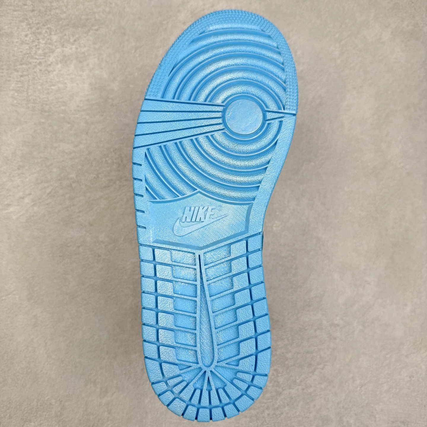 图片[9]-＃TG特价福利 Air Jordan AJ1 High 高帮全系列 性价比批次 原盒原配 大厂出品 原厂楦头纸板数据开发 鞋型公整不松垮 采购头层皮料冲裁 高整洁度 上脚原汁原味的公司货既视感 原底独立模具 中底四线拉帮完美走线 原模大底咬花 实拍调校N版已经零色差零失真 百分百还原实物色彩所见即所得 不存在货不对板色差等低级问题 选购参考实物拍摄 不混卖不参货 只用心做好货严格选品 承诺混一赔十 尺码：36 36.5 37.5 38 38.5 39 40 40.5 41 42 42.5 43 44 44.5 45 46 47.5-选品中心