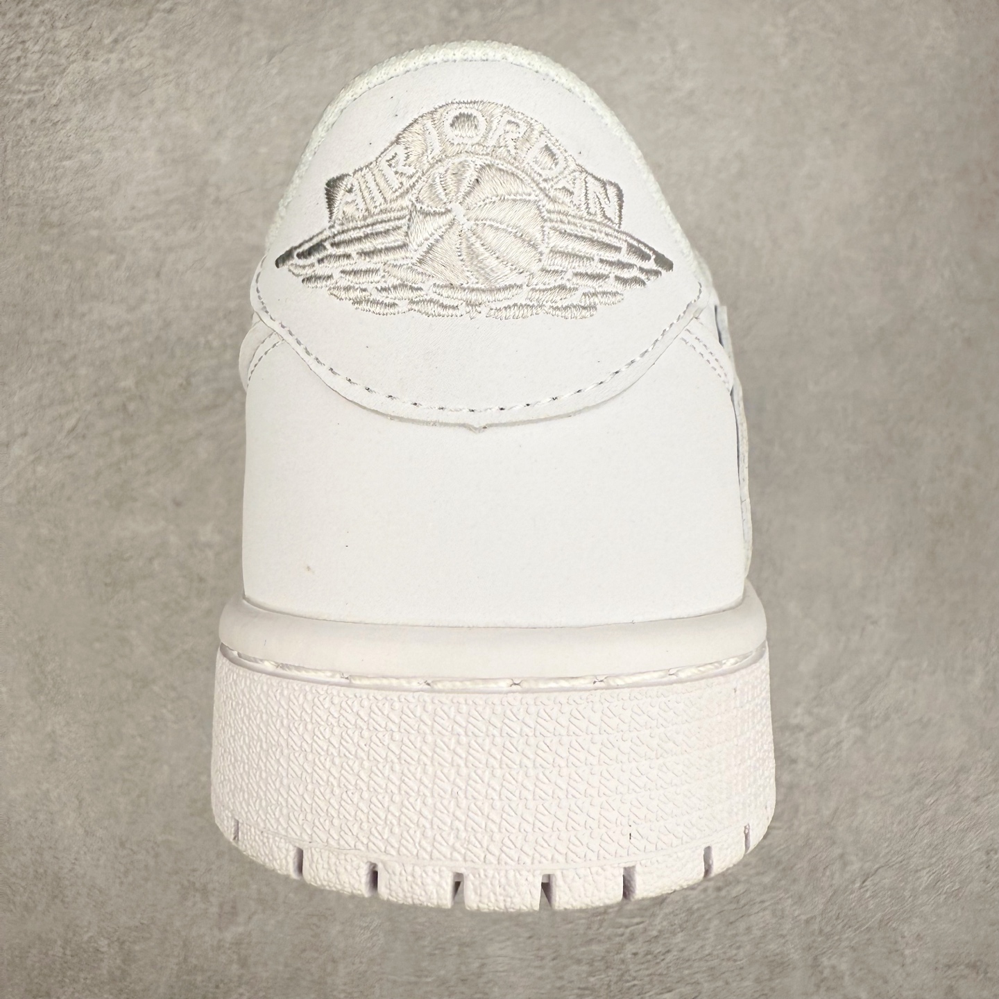 图片[8]-＃TG特价福利 TS x Air Jordan AJ1 Low 倒钩低帮联名配色 性价比批次 原盒原配 大厂出品 原厂楦头纸板数据开发 鞋型公整不松垮 采购头层皮料冲裁 高整洁度 上脚原汁原味的公司货既视感 原底独立模具 中底四线拉帮完美走线 原模大底咬花 实拍调校N版已经零色差零失真 百分百还原实物色彩所见即所得 不存在货不对板色差等低级问题 选购参考实物拍摄 不混卖不参货 只用心做好货严格选品 承诺混一赔十 尺码：36 36.5 37.5 38 38.5 39 40 40.5 41 42 42.5 43 44 44.5 45 46 47.5-选品中心