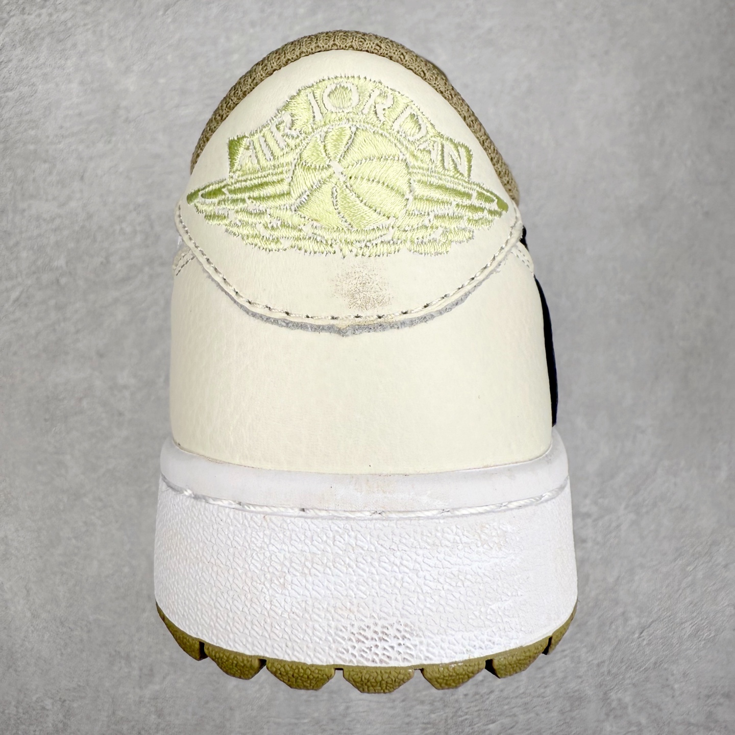 图片[8]-＃TG特价福利 TS x Air Jordan AJ1 Low 倒钩低帮联名配色 性价比批次 原盒原配 大厂出品 原厂楦头纸板数据开发 鞋型公整不松垮 采购头层皮料冲裁 高整洁度 上脚原汁原味的公司货既视感 原底独立模具 中底四线拉帮完美走线 原模大底咬花 实拍调校N版已经零色差零失真 百分百还原实物色彩所见即所得 不存在货不对板色差等低级问题 选购参考实物拍摄 不混卖不参货 只用心做好货严格选品 承诺混一赔十 尺码：36 36.5 37.5 38 38.5 39 40 40.5 41 42 42.5 43 44 44.5 45 46 47.5-选品中心