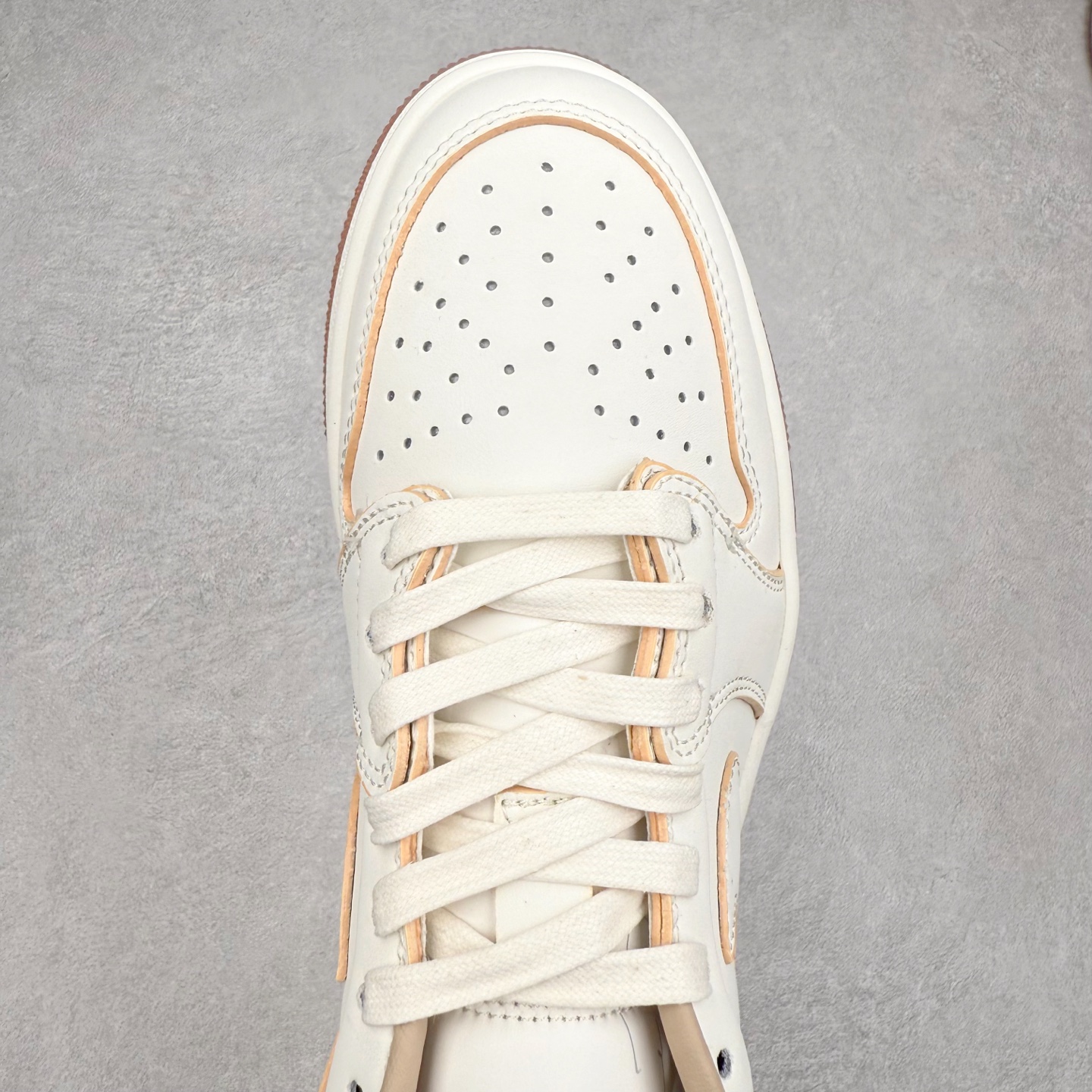 图片[4]-＃TG特价福利 TS x Air Jordan AJ1 Low 倒钩低帮联名配色 性价比批次 原盒原配 大厂出品 原厂楦头纸板数据开发 鞋型公整不松垮 采购头层皮料冲裁 高整洁度 上脚原汁原味的公司货既视感 原底独立模具 中底四线拉帮完美走线 原模大底咬花 实拍调校N版已经零色差零失真 百分百还原实物色彩所见即所得 不存在货不对板色差等低级问题 选购参考实物拍摄 不混卖不参货 只用心做好货严格选品 承诺混一赔十 尺码：36 36.5 37.5 38 38.5 39 40 40.5 41 42 42.5 43 44 44.5 45 46 47.5-选品中心