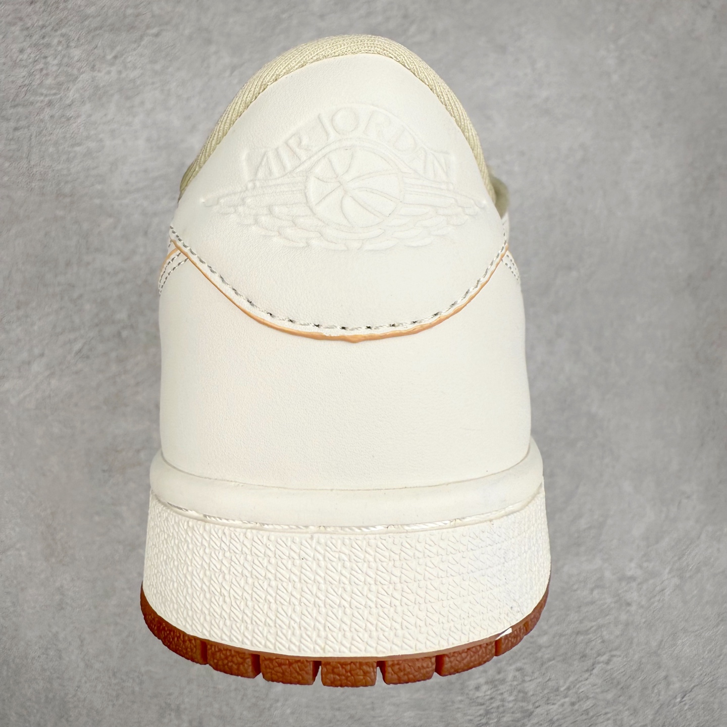 图片[8]-＃TG特价福利 TS x Air Jordan AJ1 Low 倒钩低帮联名配色 性价比批次 原盒原配 大厂出品 原厂楦头纸板数据开发 鞋型公整不松垮 采购头层皮料冲裁 高整洁度 上脚原汁原味的公司货既视感 原底独立模具 中底四线拉帮完美走线 原模大底咬花 实拍调校N版已经零色差零失真 百分百还原实物色彩所见即所得 不存在货不对板色差等低级问题 选购参考实物拍摄 不混卖不参货 只用心做好货严格选品 承诺混一赔十 尺码：36 36.5 37.5 38 38.5 39 40 40.5 41 42 42.5 43 44 44.5 45 46 47.5-选品中心