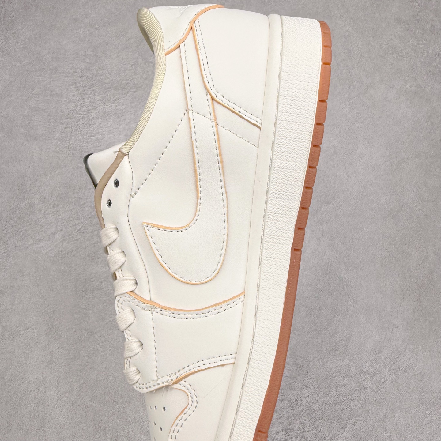 图片[7]-＃TG特价福利 TS x Air Jordan AJ1 Low 倒钩低帮联名配色 性价比批次 原盒原配 大厂出品 原厂楦头纸板数据开发 鞋型公整不松垮 采购头层皮料冲裁 高整洁度 上脚原汁原味的公司货既视感 原底独立模具 中底四线拉帮完美走线 原模大底咬花 实拍调校N版已经零色差零失真 百分百还原实物色彩所见即所得 不存在货不对板色差等低级问题 选购参考实物拍摄 不混卖不参货 只用心做好货严格选品 承诺混一赔十 尺码：36 36.5 37.5 38 38.5 39 40 40.5 41 42 42.5 43 44 44.5 45 46 47.5-选品中心