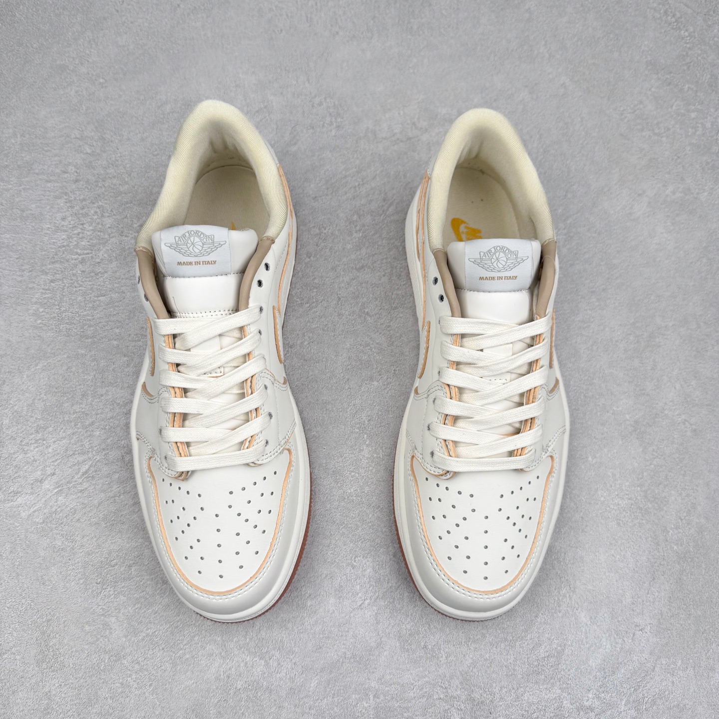 图片[2]-＃TG特价福利 TS x Air Jordan AJ1 Low 倒钩低帮联名配色 性价比批次 原盒原配 大厂出品 原厂楦头纸板数据开发 鞋型公整不松垮 采购头层皮料冲裁 高整洁度 上脚原汁原味的公司货既视感 原底独立模具 中底四线拉帮完美走线 原模大底咬花 实拍调校N版已经零色差零失真 百分百还原实物色彩所见即所得 不存在货不对板色差等低级问题 选购参考实物拍摄 不混卖不参货 只用心做好货严格选品 承诺混一赔十 尺码：36 36.5 37.5 38 38.5 39 40 40.5 41 42 42.5 43 44 44.5 45 46 47.5-选品中心