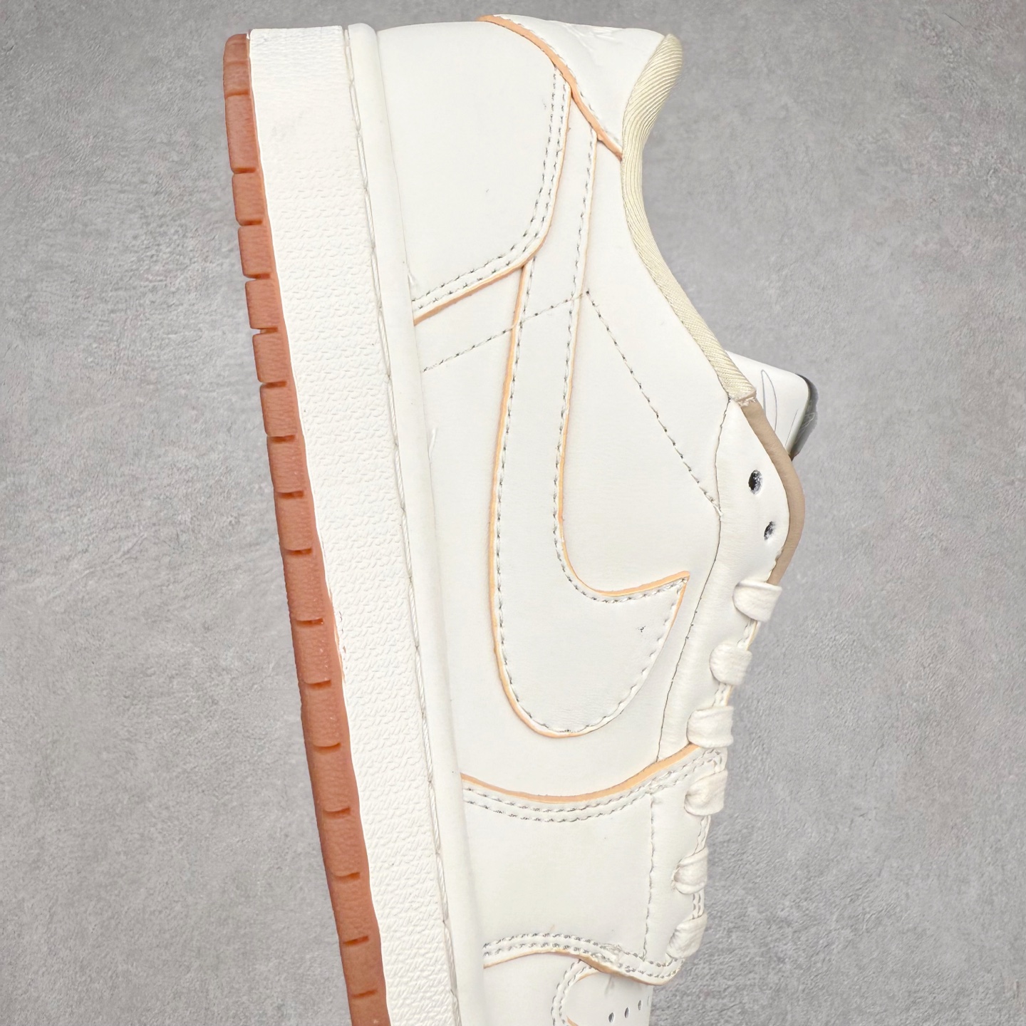 图片[6]-＃TG特价福利 TS x Air Jordan AJ1 Low 倒钩低帮联名配色 性价比批次 原盒原配 大厂出品 原厂楦头纸板数据开发 鞋型公整不松垮 采购头层皮料冲裁 高整洁度 上脚原汁原味的公司货既视感 原底独立模具 中底四线拉帮完美走线 原模大底咬花 实拍调校N版已经零色差零失真 百分百还原实物色彩所见即所得 不存在货不对板色差等低级问题 选购参考实物拍摄 不混卖不参货 只用心做好货严格选品 承诺混一赔十 尺码：36 36.5 37.5 38 38.5 39 40 40.5 41 42 42.5 43 44 44.5 45 46 47.5-选品中心