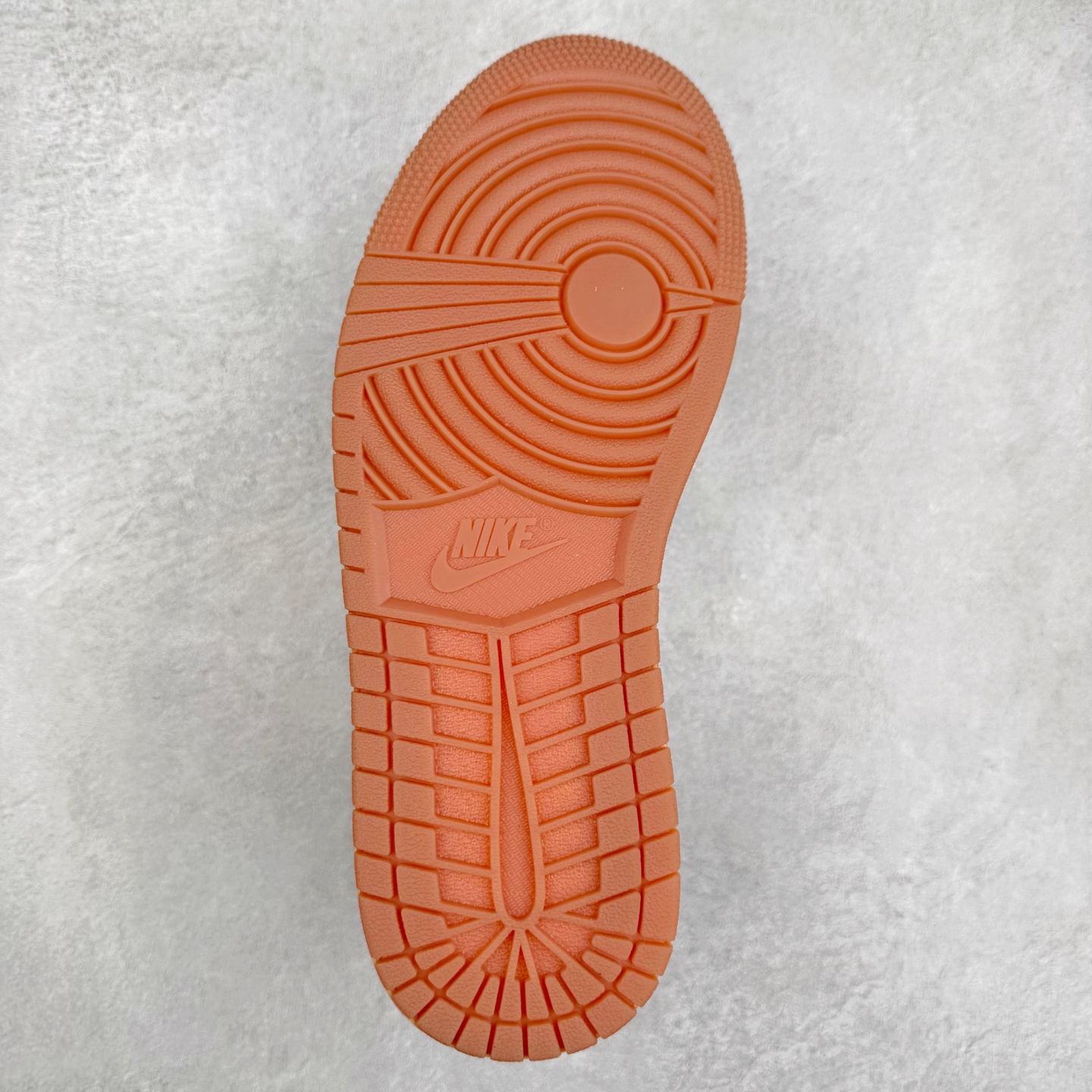 图片[9]-＃TG特价福利 TS x Air Jordan AJ1 Low 倒钩低帮联名配色 性价比批次 原盒原配 大厂出品 原厂楦头纸板数据开发 鞋型公整不松垮 采购头层皮料冲裁 高整洁度 上脚原汁原味的公司货既视感 原底独立模具 中底四线拉帮完美走线 原模大底咬花 实拍调校N版已经零色差零失真 百分百还原实物色彩所见即所得 不存在货不对板色差等低级问题 选购参考实物拍摄 不混卖不参货 只用心做好货严格选品 承诺混一赔十 尺码：36 36.5 37.5 38 38.5 39 40 40.5 41 42 42.5 43 44 44.5 45 46 47.5-选品中心