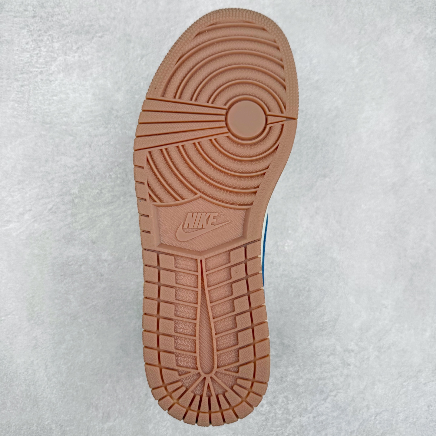 图片[9]-＃TG特价福利 TS x Air Jordan AJ1 Low 倒钩低帮联名配色 性价比批次 原盒原配 大厂出品 原厂楦头纸板数据开发 鞋型公整不松垮 采购头层皮料冲裁 高整洁度 上脚原汁原味的公司货既视感 原底独立模具 中底四线拉帮完美走线 原模大底咬花 实拍调校N版已经零色差零失真 百分百还原实物色彩所见即所得 不存在货不对板色差等低级问题 选购参考实物拍摄 不混卖不参货 只用心做好货严格选品 承诺混一赔十 尺码：36 36.5 37.5 38 38.5 39 40 40.5 41 42 42.5 43 44 44.5 45 46 47.5-选品中心