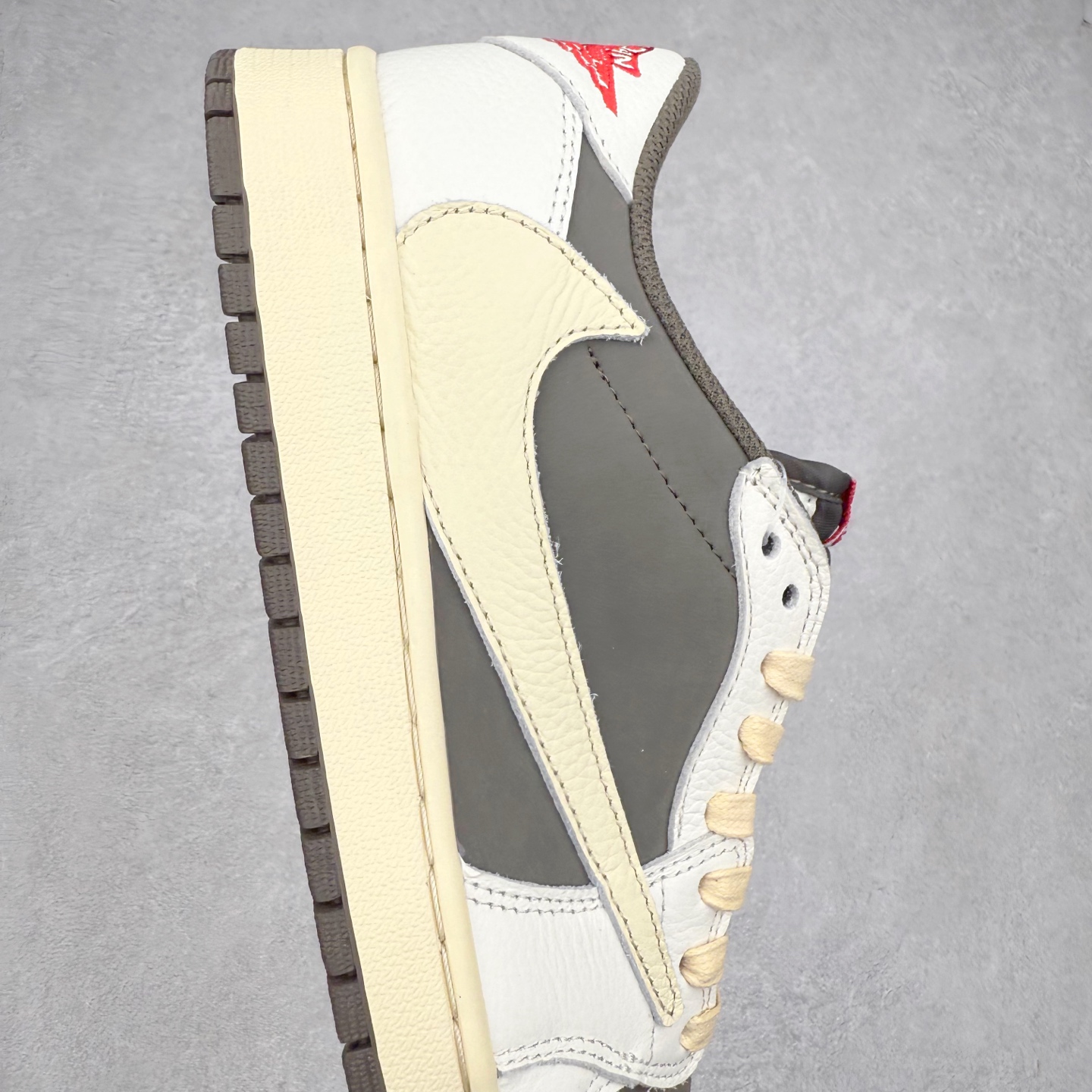 图片[6]-＃TG特价福利 TS x Air Jordan AJ1 Low 倒钩低帮联名配色 性价比批次 原盒原配 大厂出品 原厂楦头纸板数据开发 鞋型公整不松垮 采购头层皮料冲裁 高整洁度 上脚原汁原味的公司货既视感 原底独立模具 中底四线拉帮完美走线 原模大底咬花 实拍调校N版已经零色差零失真 百分百还原实物色彩所见即所得 不存在货不对板色差等低级问题 选购参考实物拍摄 不混卖不参货 只用心做好货严格选品 承诺混一赔十 尺码：36 36.5 37.5 38 38.5 39 40 40.5 41 42 42.5 43 44 44.5 45 46 47.5-选品中心