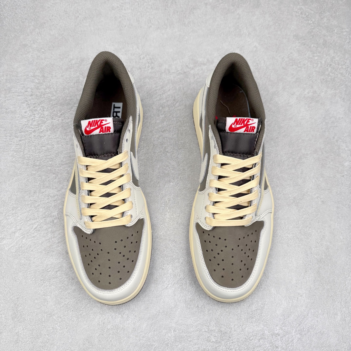 图片[2]-＃TG特价福利 TS x Air Jordan AJ1 Low 倒钩低帮联名配色 性价比批次 原盒原配 大厂出品 原厂楦头纸板数据开发 鞋型公整不松垮 采购头层皮料冲裁 高整洁度 上脚原汁原味的公司货既视感 原底独立模具 中底四线拉帮完美走线 原模大底咬花 实拍调校N版已经零色差零失真 百分百还原实物色彩所见即所得 不存在货不对板色差等低级问题 选购参考实物拍摄 不混卖不参货 只用心做好货严格选品 承诺混一赔十 尺码：36 36.5 37.5 38 38.5 39 40 40.5 41 42 42.5 43 44 44.5 45 46 47.5-选品中心