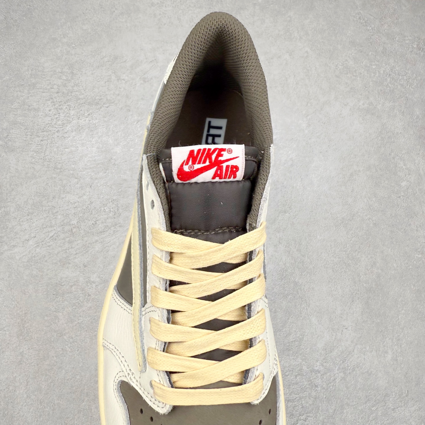 图片[5]-＃TG特价福利 TS x Air Jordan AJ1 Low 倒钩低帮联名配色 性价比批次 原盒原配 大厂出品 原厂楦头纸板数据开发 鞋型公整不松垮 采购头层皮料冲裁 高整洁度 上脚原汁原味的公司货既视感 原底独立模具 中底四线拉帮完美走线 原模大底咬花 实拍调校N版已经零色差零失真 百分百还原实物色彩所见即所得 不存在货不对板色差等低级问题 选购参考实物拍摄 不混卖不参货 只用心做好货严格选品 承诺混一赔十 尺码：36 36.5 37.5 38 38.5 39 40 40.5 41 42 42.5 43 44 44.5 45 46 47.5-选品中心