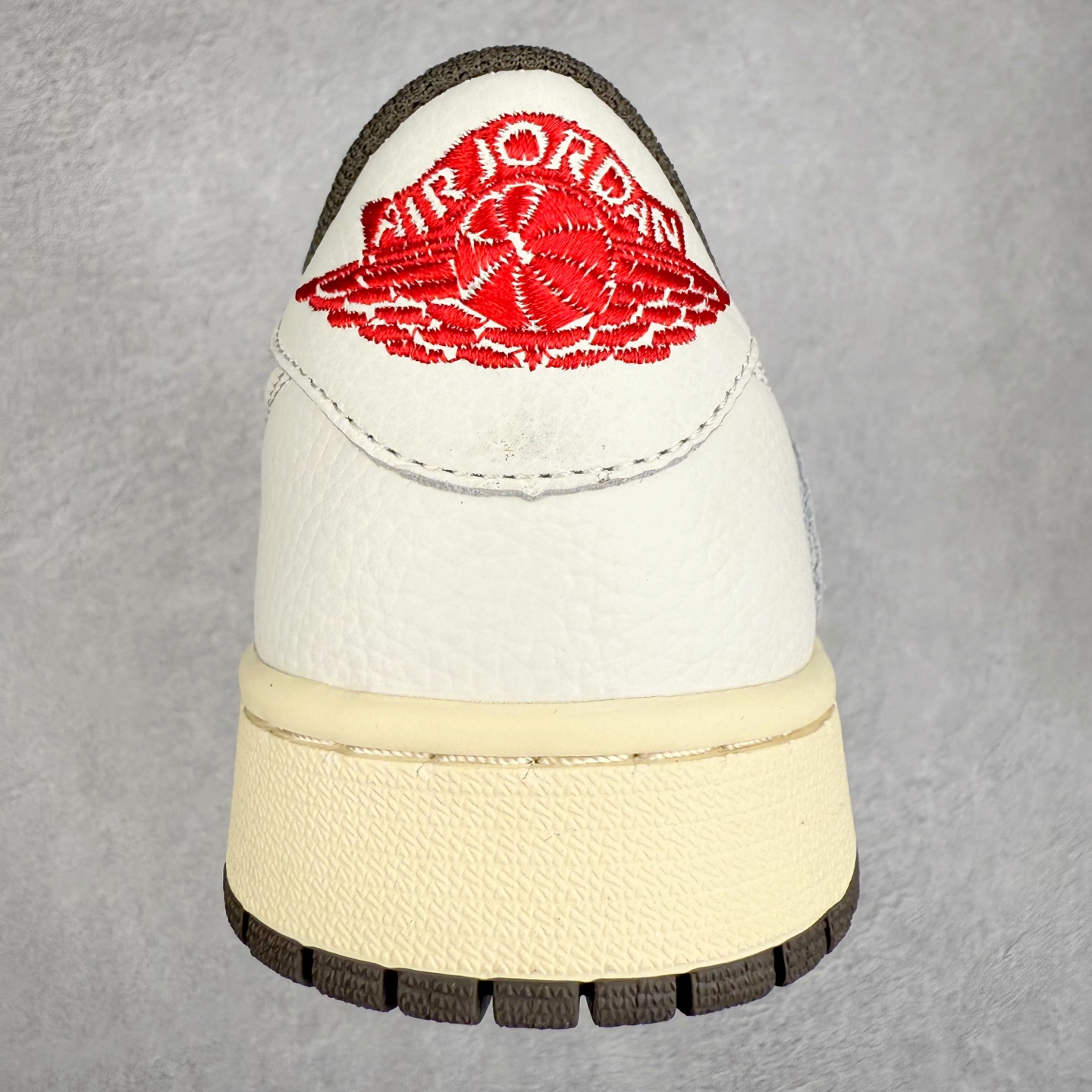 图片[8]-＃TG特价福利 TS x Air Jordan AJ1 Low 倒钩低帮联名配色 性价比批次 原盒原配 大厂出品 原厂楦头纸板数据开发 鞋型公整不松垮 采购头层皮料冲裁 高整洁度 上脚原汁原味的公司货既视感 原底独立模具 中底四线拉帮完美走线 原模大底咬花 实拍调校N版已经零色差零失真 百分百还原实物色彩所见即所得 不存在货不对板色差等低级问题 选购参考实物拍摄 不混卖不参货 只用心做好货严格选品 承诺混一赔十 尺码：36 36.5 37.5 38 38.5 39 40 40.5 41 42 42.5 43 44 44.5 45 46 47.5-选品中心