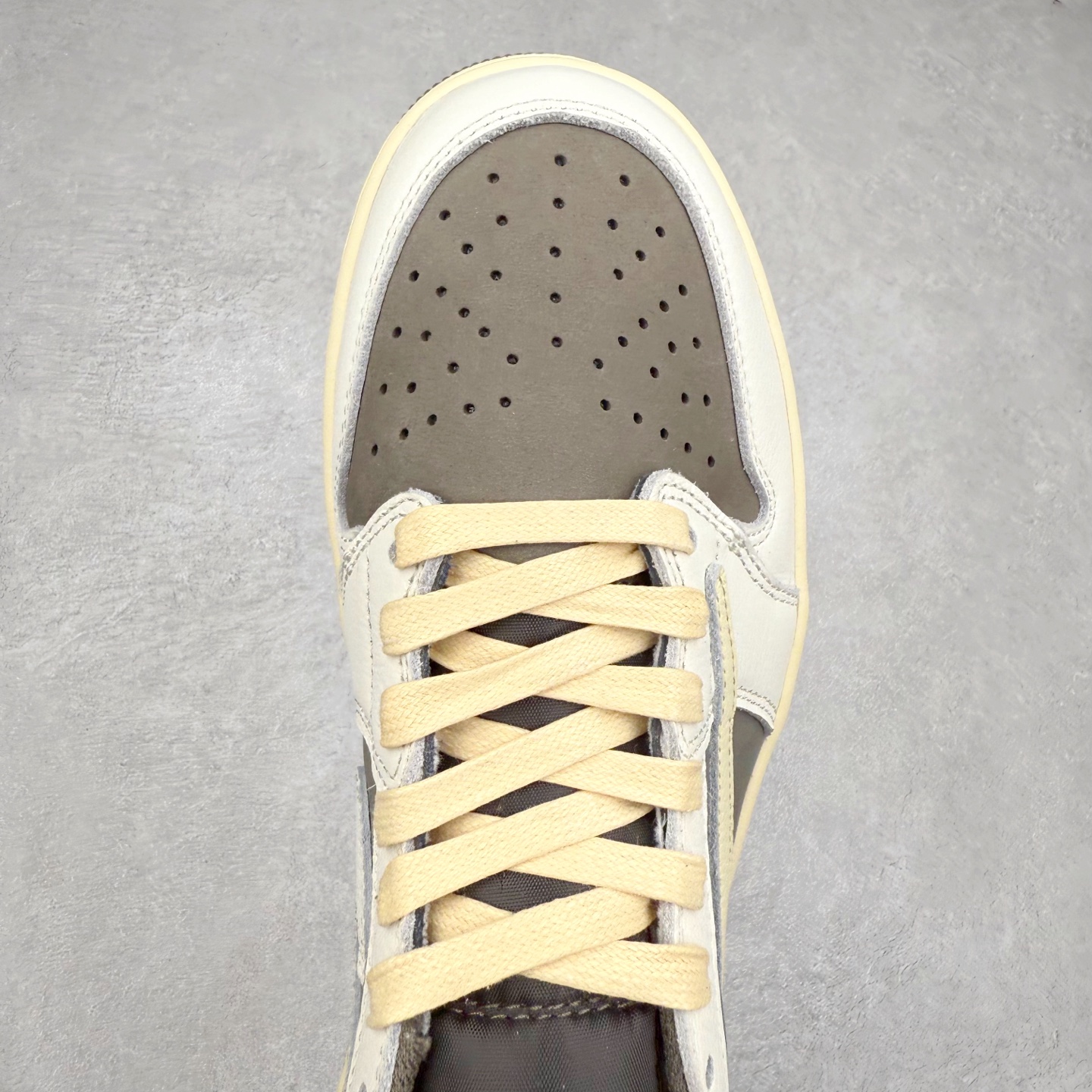 图片[4]-＃TG特价福利 TS x Air Jordan AJ1 Low 倒钩低帮联名配色 性价比批次 原盒原配 大厂出品 原厂楦头纸板数据开发 鞋型公整不松垮 采购头层皮料冲裁 高整洁度 上脚原汁原味的公司货既视感 原底独立模具 中底四线拉帮完美走线 原模大底咬花 实拍调校N版已经零色差零失真 百分百还原实物色彩所见即所得 不存在货不对板色差等低级问题 选购参考实物拍摄 不混卖不参货 只用心做好货严格选品 承诺混一赔十 尺码：36 36.5 37.5 38 38.5 39 40 40.5 41 42 42.5 43 44 44.5 45 46 47.5-选品中心