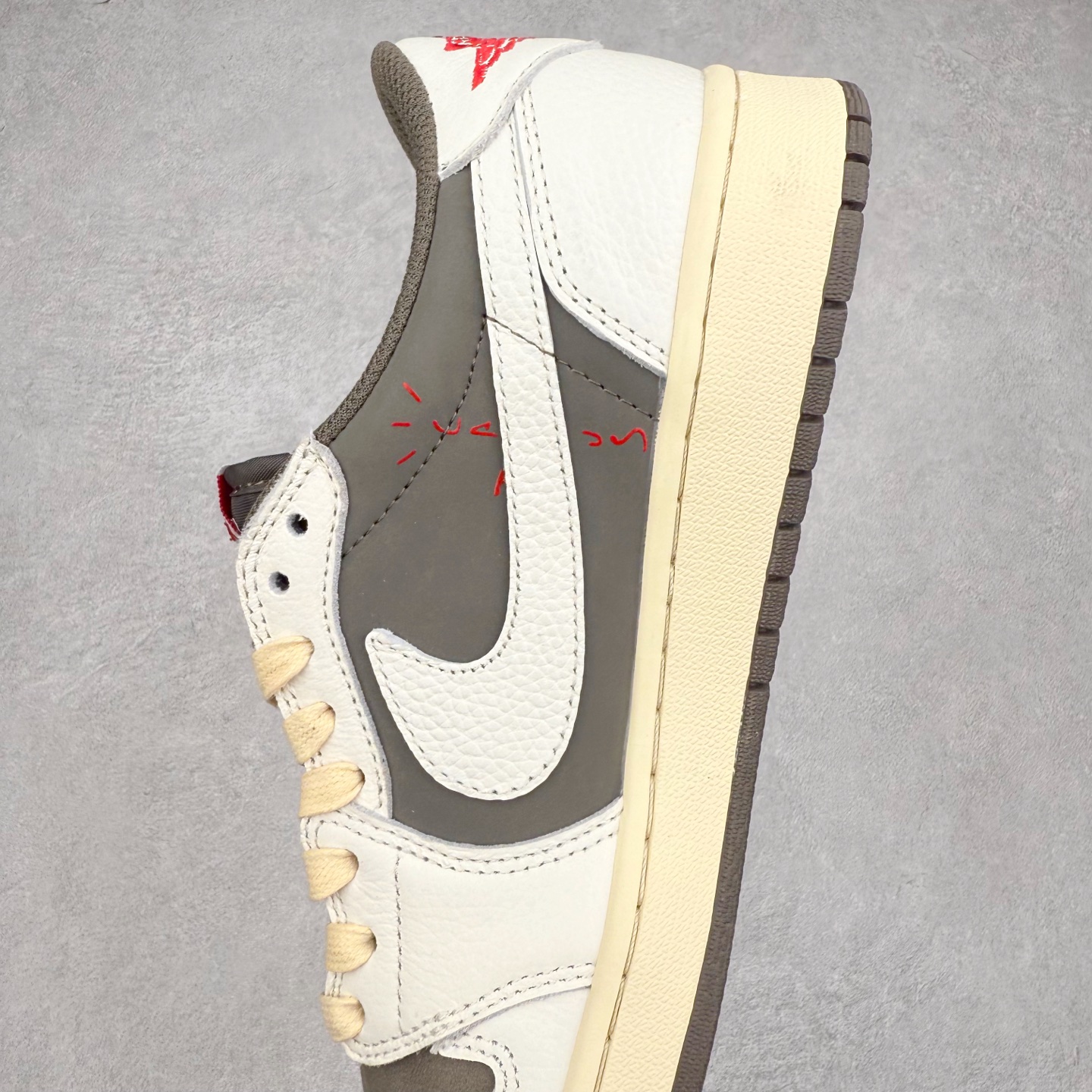 图片[7]-＃TG特价福利 TS x Air Jordan AJ1 Low 倒钩低帮联名配色 性价比批次 原盒原配 大厂出品 原厂楦头纸板数据开发 鞋型公整不松垮 采购头层皮料冲裁 高整洁度 上脚原汁原味的公司货既视感 原底独立模具 中底四线拉帮完美走线 原模大底咬花 实拍调校N版已经零色差零失真 百分百还原实物色彩所见即所得 不存在货不对板色差等低级问题 选购参考实物拍摄 不混卖不参货 只用心做好货严格选品 承诺混一赔十 尺码：36 36.5 37.5 38 38.5 39 40 40.5 41 42 42.5 43 44 44.5 45 46 47.5-选品中心