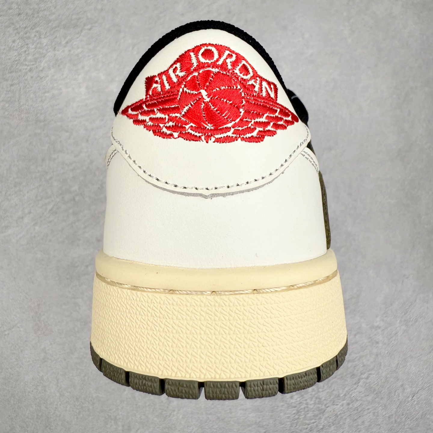 图片[8]-＃TG特价福利 TS x Air Jordan AJ1 Low 倒钩低帮联名配色 性价比批次 原盒原配 大厂出品 原厂楦头纸板数据开发 鞋型公整不松垮 采购头层皮料冲裁 高整洁度 上脚原汁原味的公司货既视感 原底独立模具 中底四线拉帮完美走线 原模大底咬花 实拍调校N版已经零色差零失真 百分百还原实物色彩所见即所得 不存在货不对板色差等低级问题 选购参考实物拍摄 不混卖不参货 只用心做好货严格选品 承诺混一赔十 尺码：36 36.5 37.5 38 38.5 39 40 40.5 41 42 42.5 43 44 44.5 45 46 47.5-选品中心