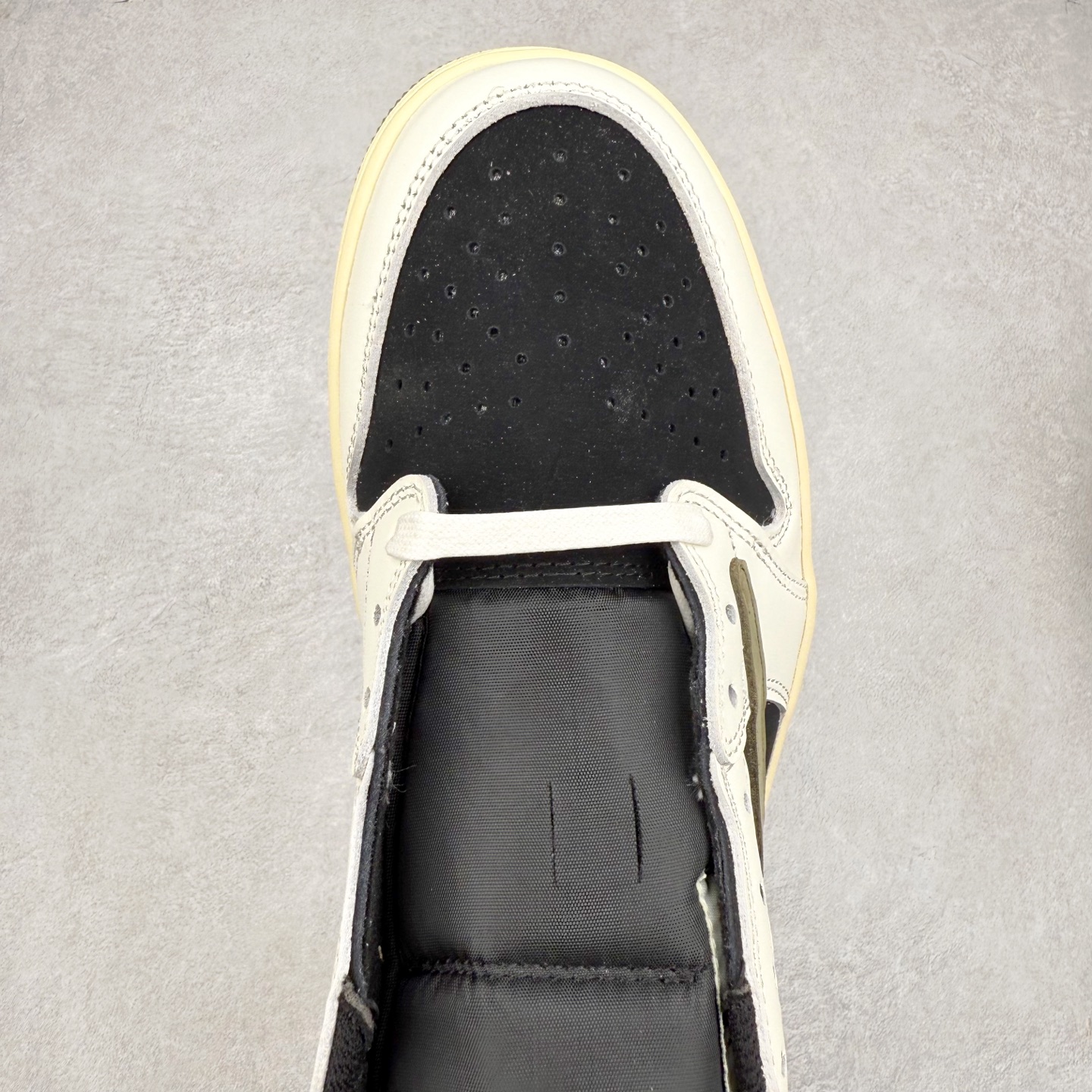 图片[4]-＃TG特价福利 TS x Air Jordan AJ1 Low 倒钩低帮联名配色 性价比批次 原盒原配 大厂出品 原厂楦头纸板数据开发 鞋型公整不松垮 采购头层皮料冲裁 高整洁度 上脚原汁原味的公司货既视感 原底独立模具 中底四线拉帮完美走线 原模大底咬花 实拍调校N版已经零色差零失真 百分百还原实物色彩所见即所得 不存在货不对板色差等低级问题 选购参考实物拍摄 不混卖不参货 只用心做好货严格选品 承诺混一赔十 尺码：36 36.5 37.5 38 38.5 39 40 40.5 41 42 42.5 43 44 44.5 45 46 47.5-选品中心