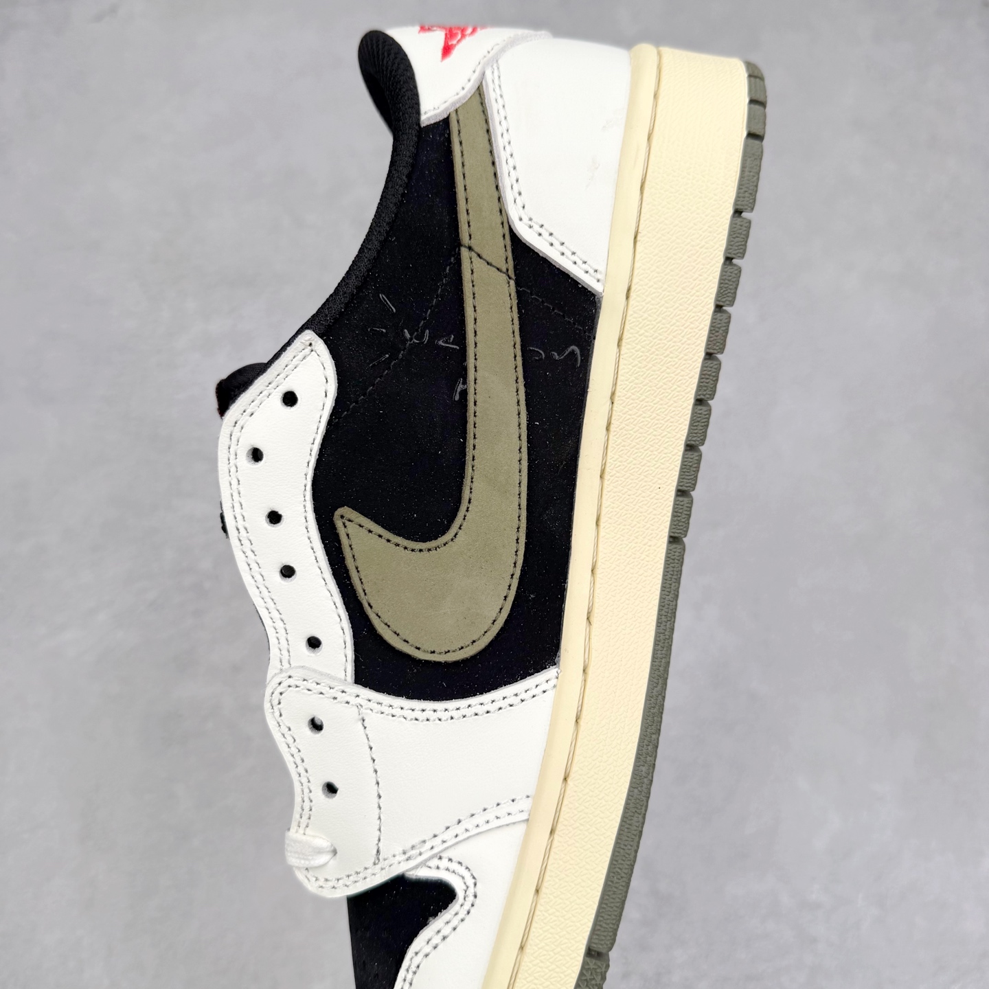 图片[7]-＃TG特价福利 TS x Air Jordan AJ1 Low 倒钩低帮联名配色 性价比批次 原盒原配 大厂出品 原厂楦头纸板数据开发 鞋型公整不松垮 采购头层皮料冲裁 高整洁度 上脚原汁原味的公司货既视感 原底独立模具 中底四线拉帮完美走线 原模大底咬花 实拍调校N版已经零色差零失真 百分百还原实物色彩所见即所得 不存在货不对板色差等低级问题 选购参考实物拍摄 不混卖不参货 只用心做好货严格选品 承诺混一赔十 尺码：36 36.5 37.5 38 38.5 39 40 40.5 41 42 42.5 43 44 44.5 45 46 47.5-选品中心