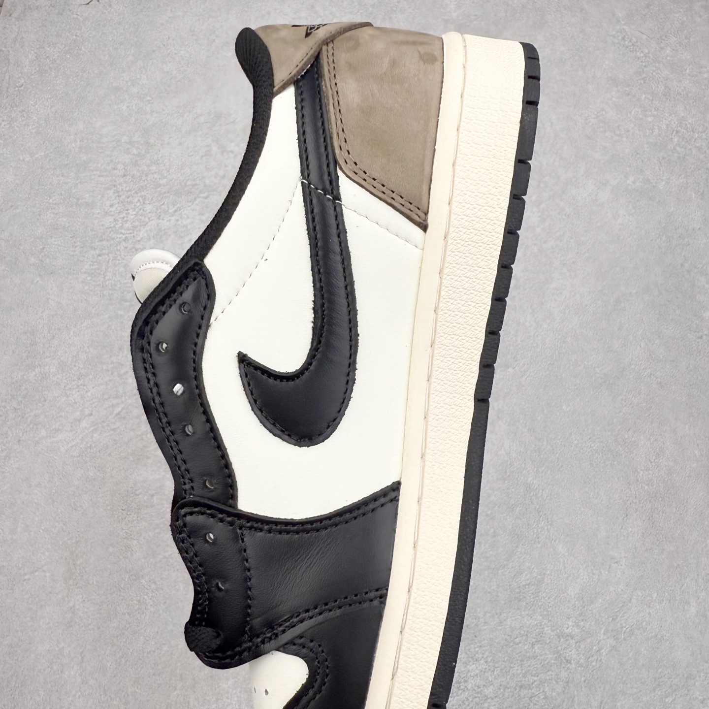 图片[7]-＃TG特价福利 TS x Air Jordan AJ1 Low 倒钩低帮联名配色 性价比批次 原盒原配 大厂出品 原厂楦头纸板数据开发 鞋型公整不松垮 采购头层皮料冲裁 高整洁度 上脚原汁原味的公司货既视感 原底独立模具 中底四线拉帮完美走线 原模大底咬花 实拍调校N版已经零色差零失真 百分百还原实物色彩所见即所得 不存在货不对板色差等低级问题 选购参考实物拍摄 不混卖不参货 只用心做好货严格选品 承诺混一赔十 尺码：36 36.5 37.5 38 38.5 39 40 40.5 41 42 42.5 43 44 44.5 45 46 47.5-选品中心